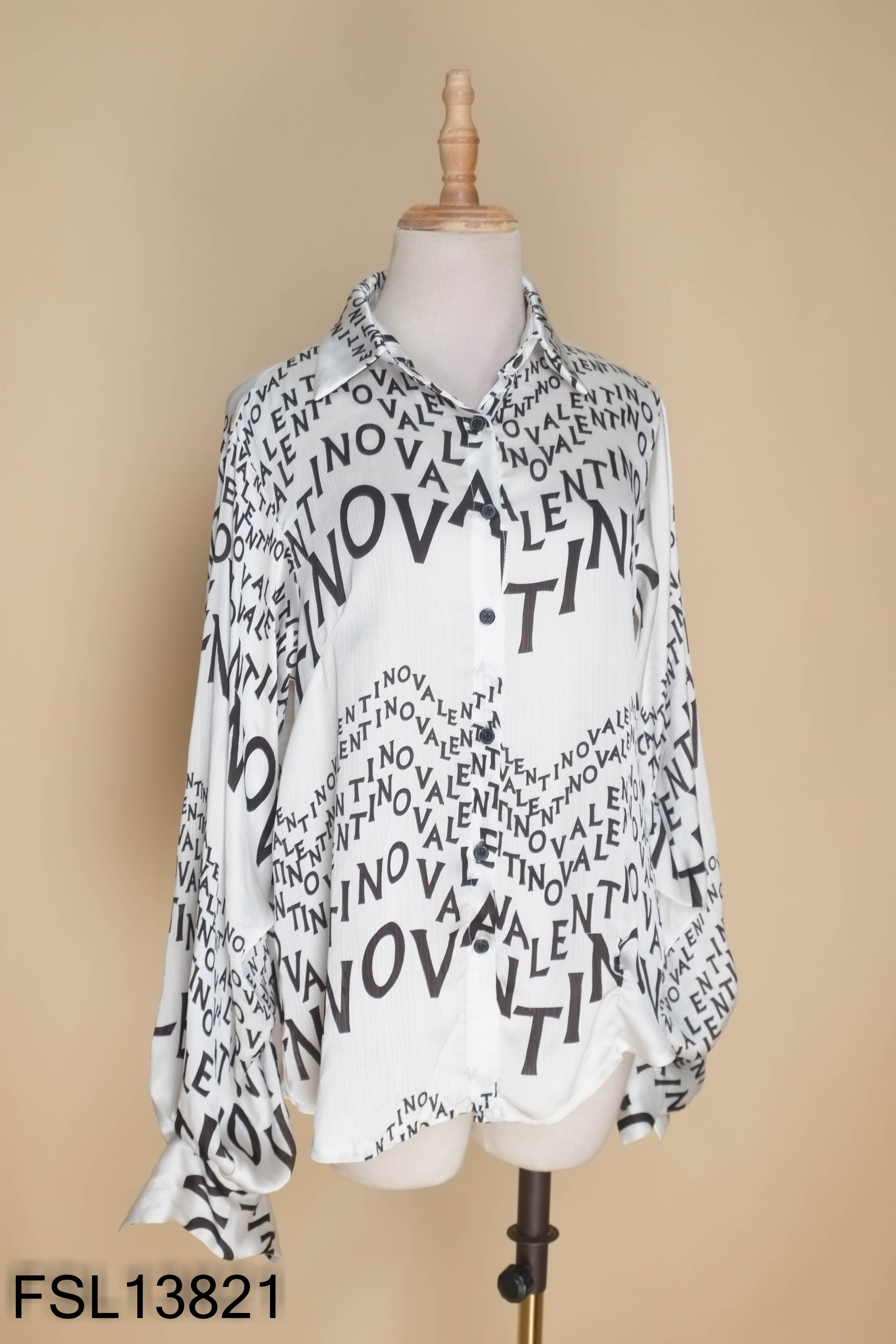 Áo sơ mi trắng họa tiết đen