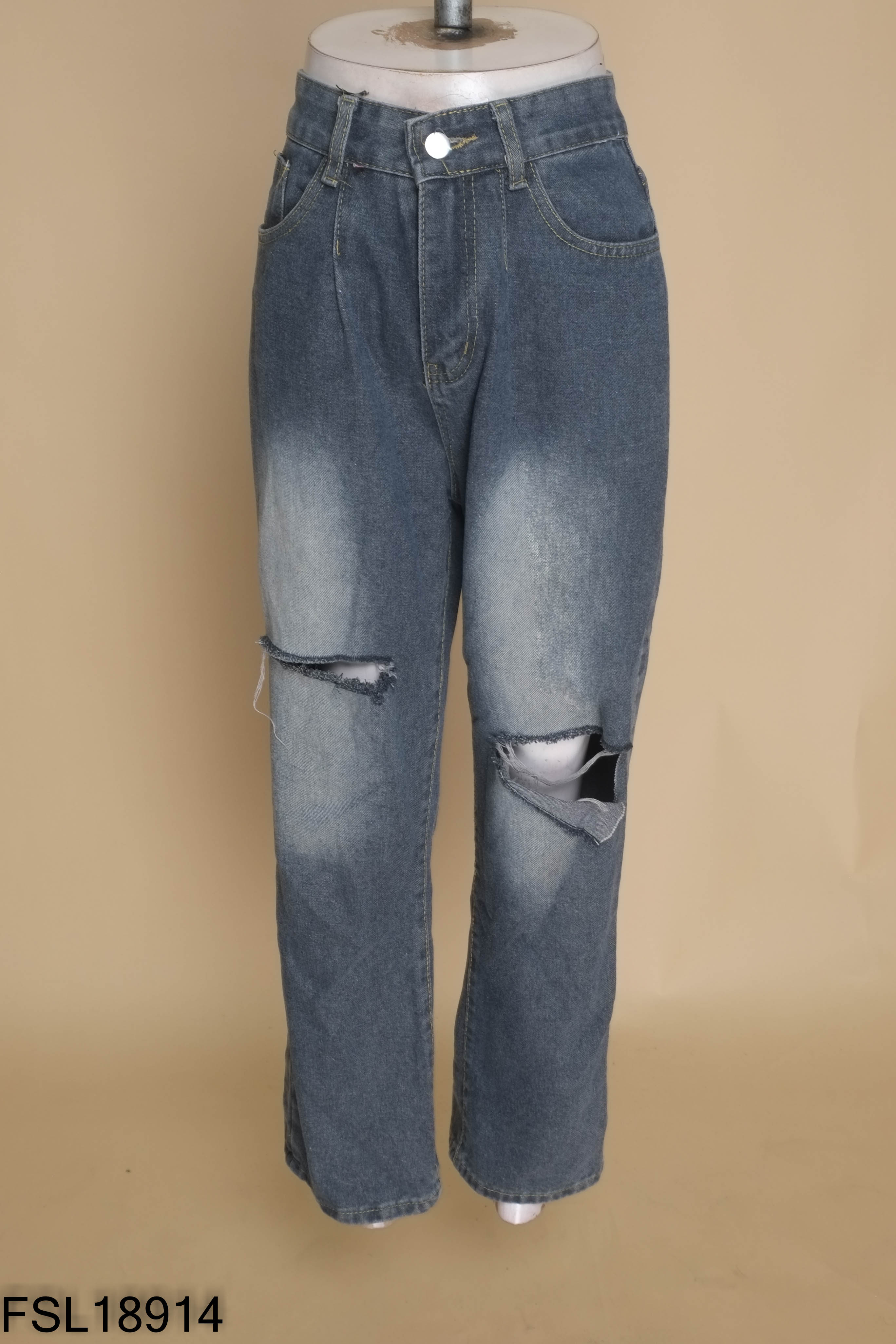 Quần jeans xanh rách