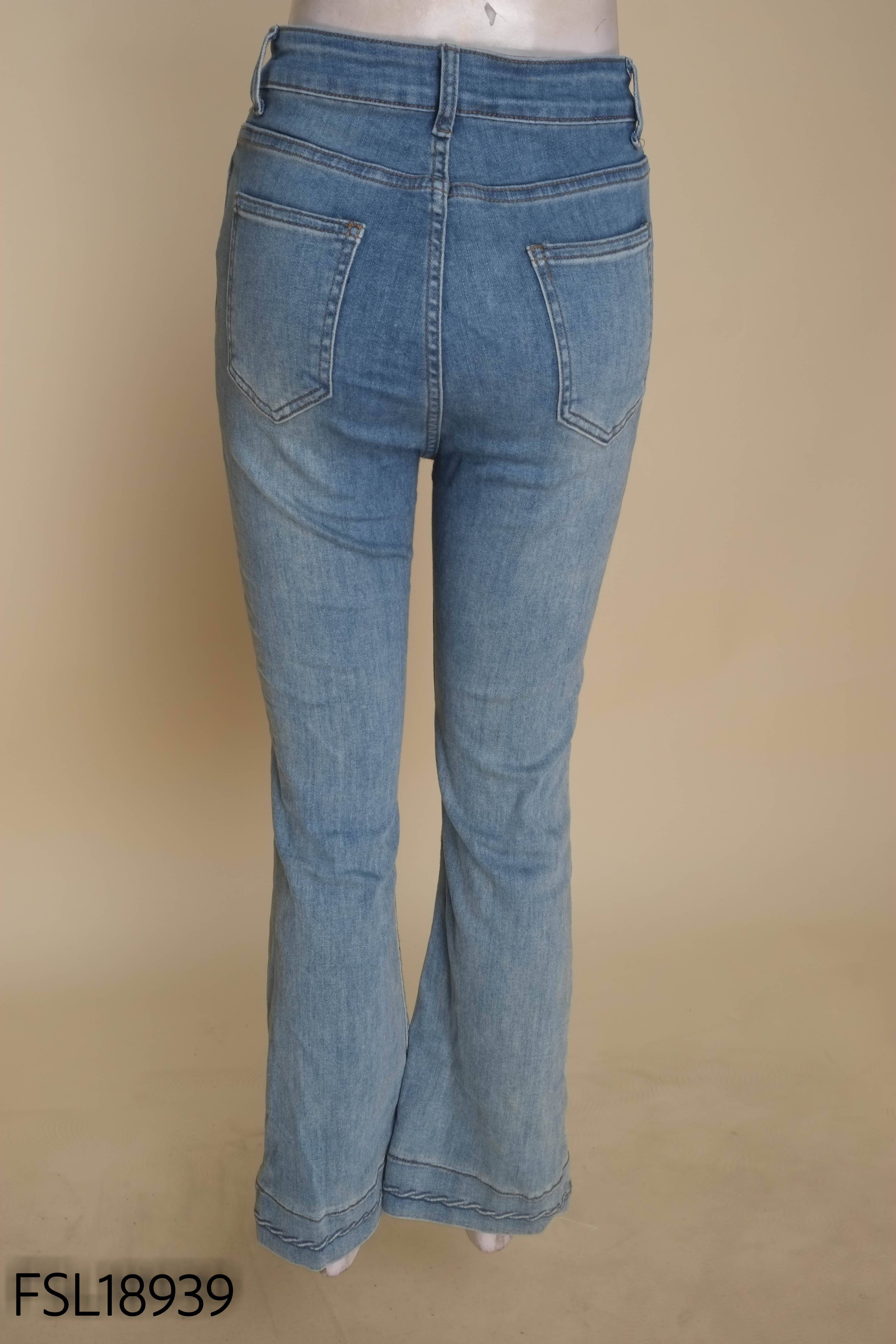 Quần jeans xanh ống loe