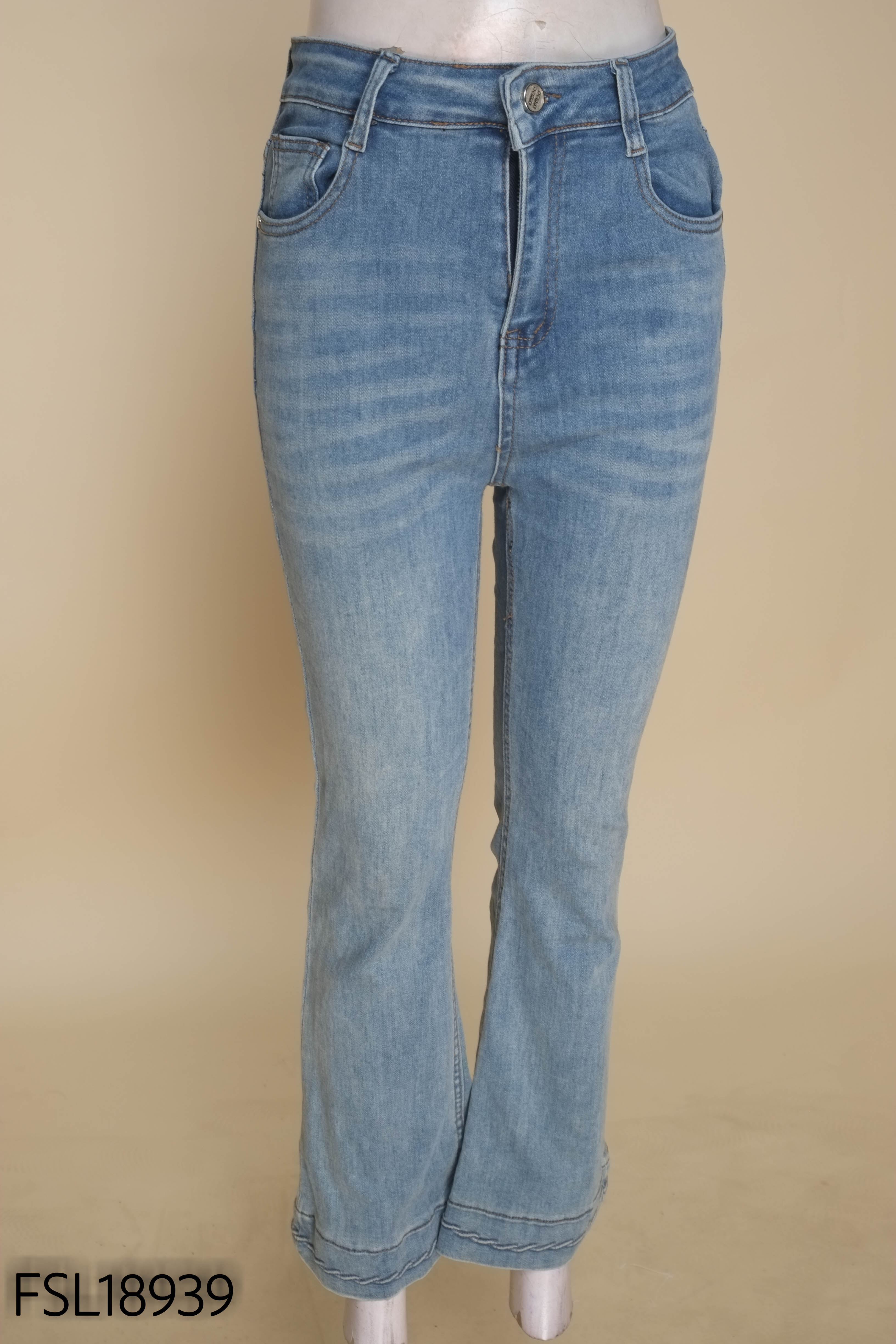 Quần jeans xanh ống loe