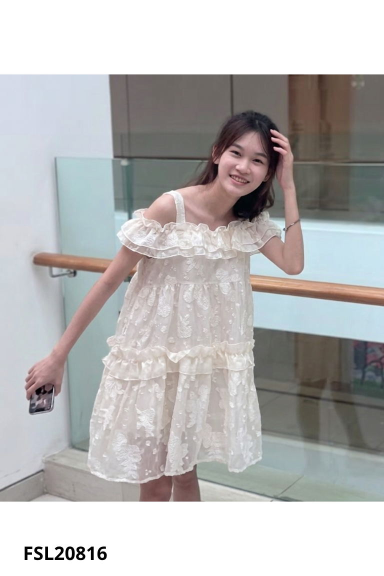 Váy hai dây voan kem viền sóng