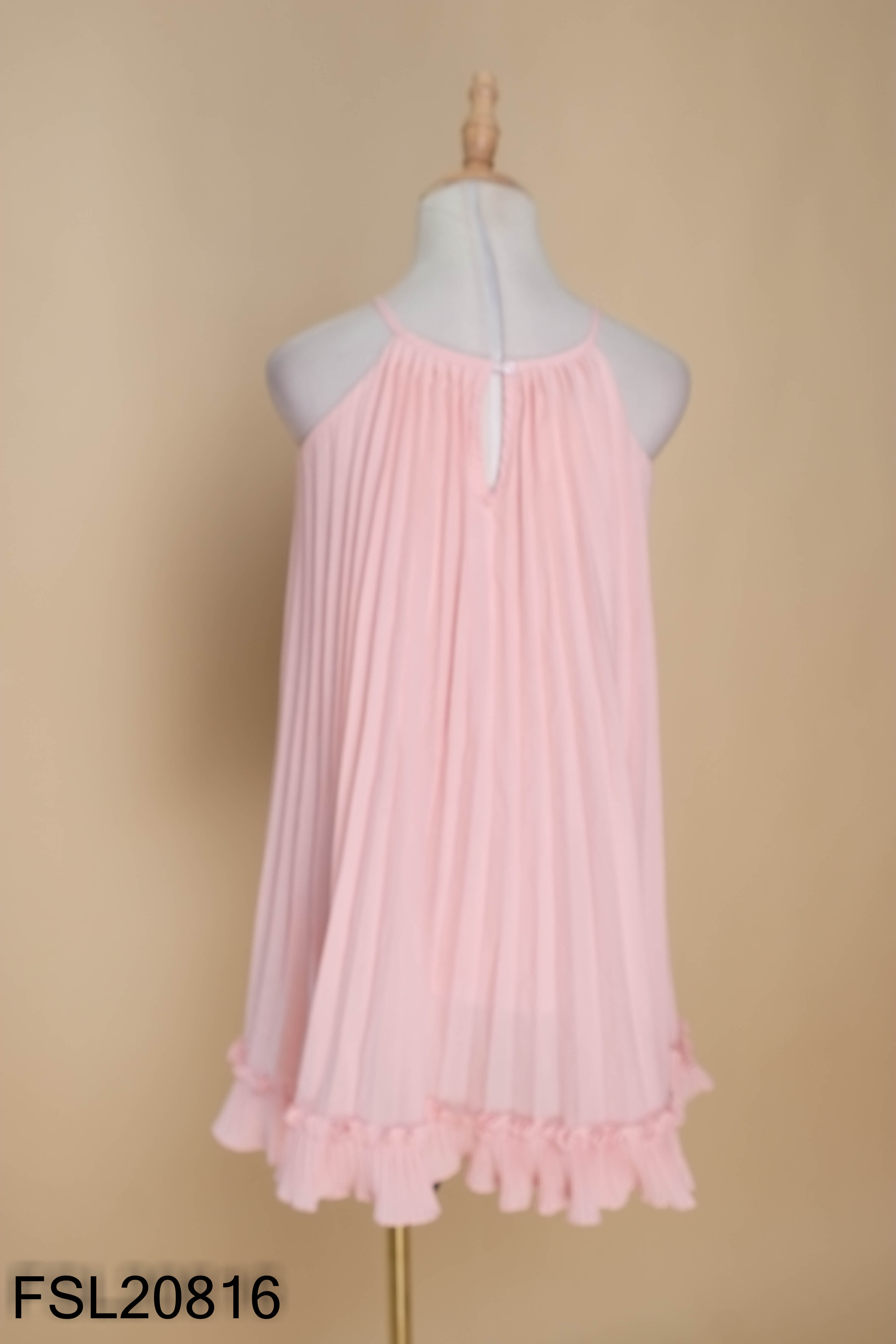 Váy babydoll hồng gấp ly cổ yếm