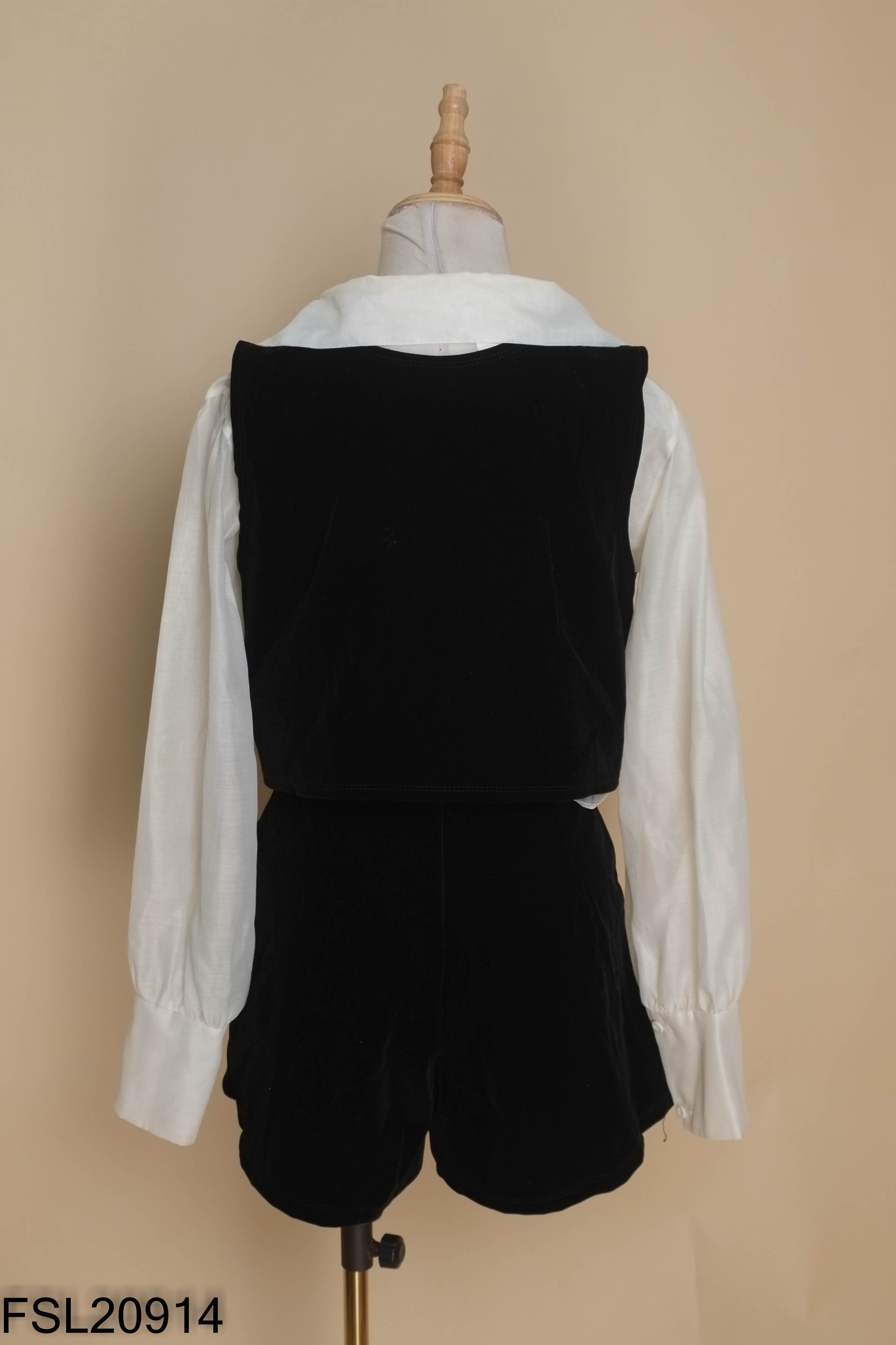 Set áo nhung đen phối be + quần shorts
