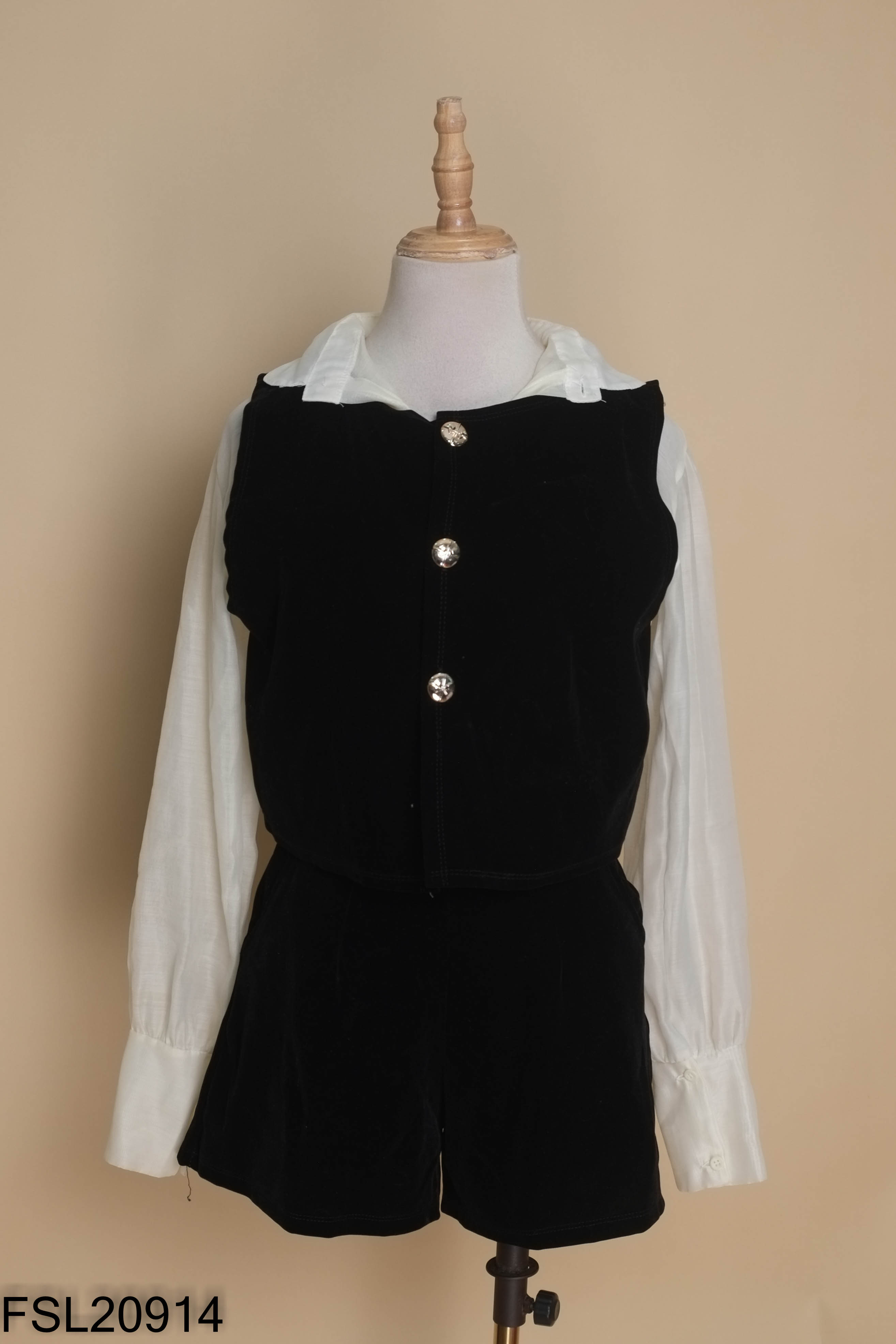 Set áo nhung đen phối be + quần shorts