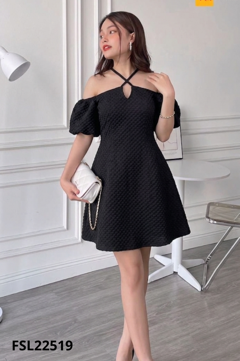 Váy đen dập nổi