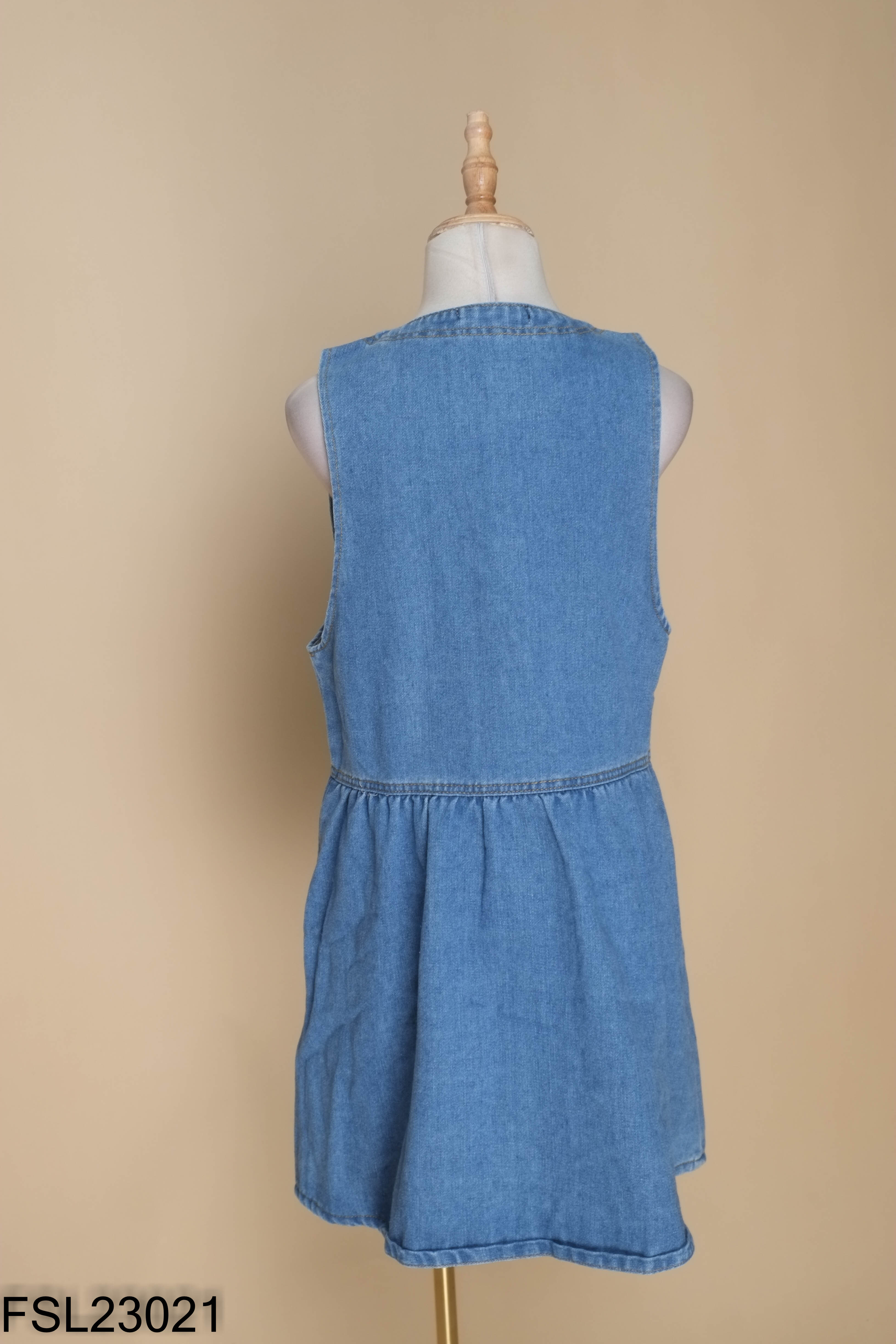 Váy jeans xanh sát nách phối cúc
