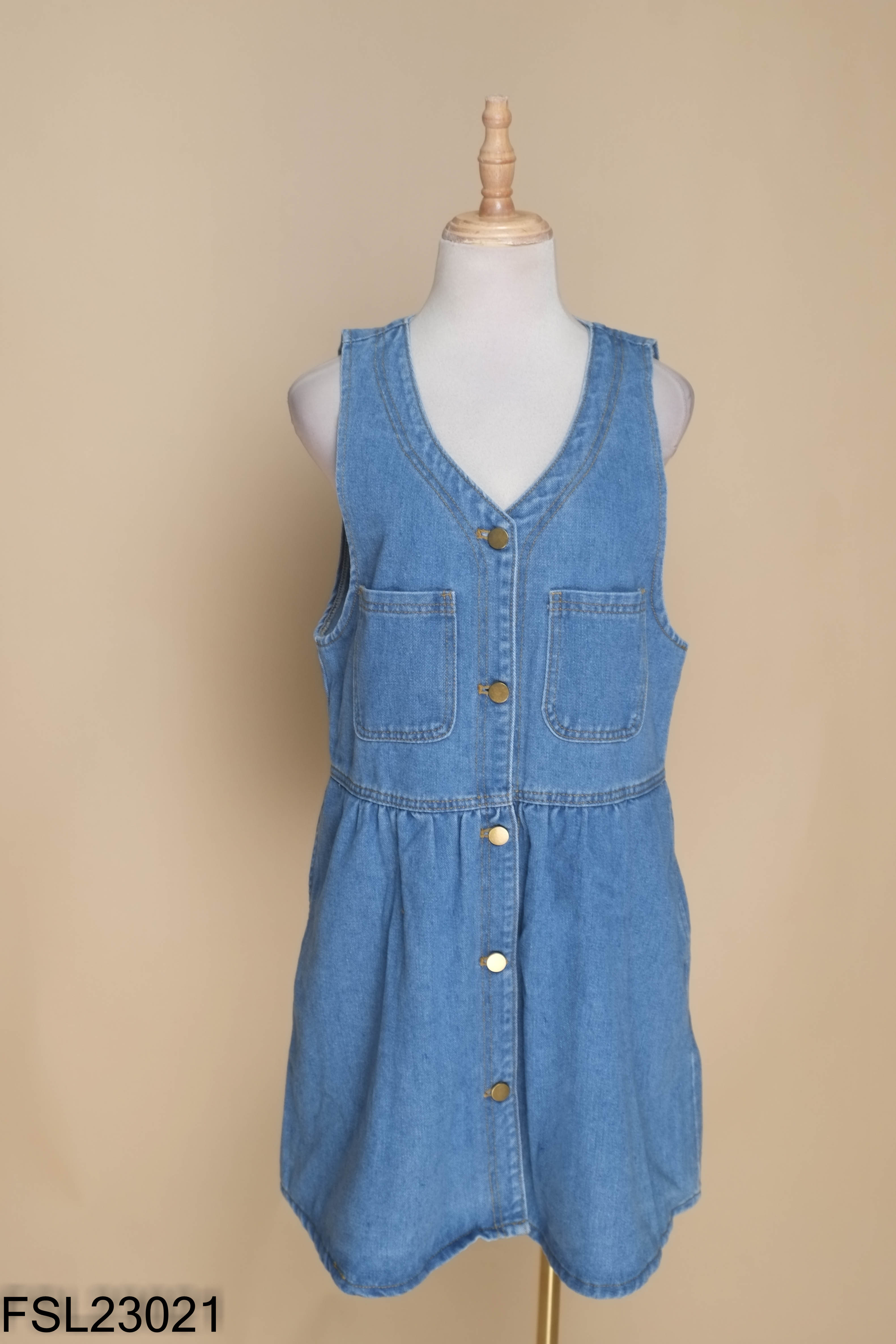 Váy jeans xanh sát nách phối cúc