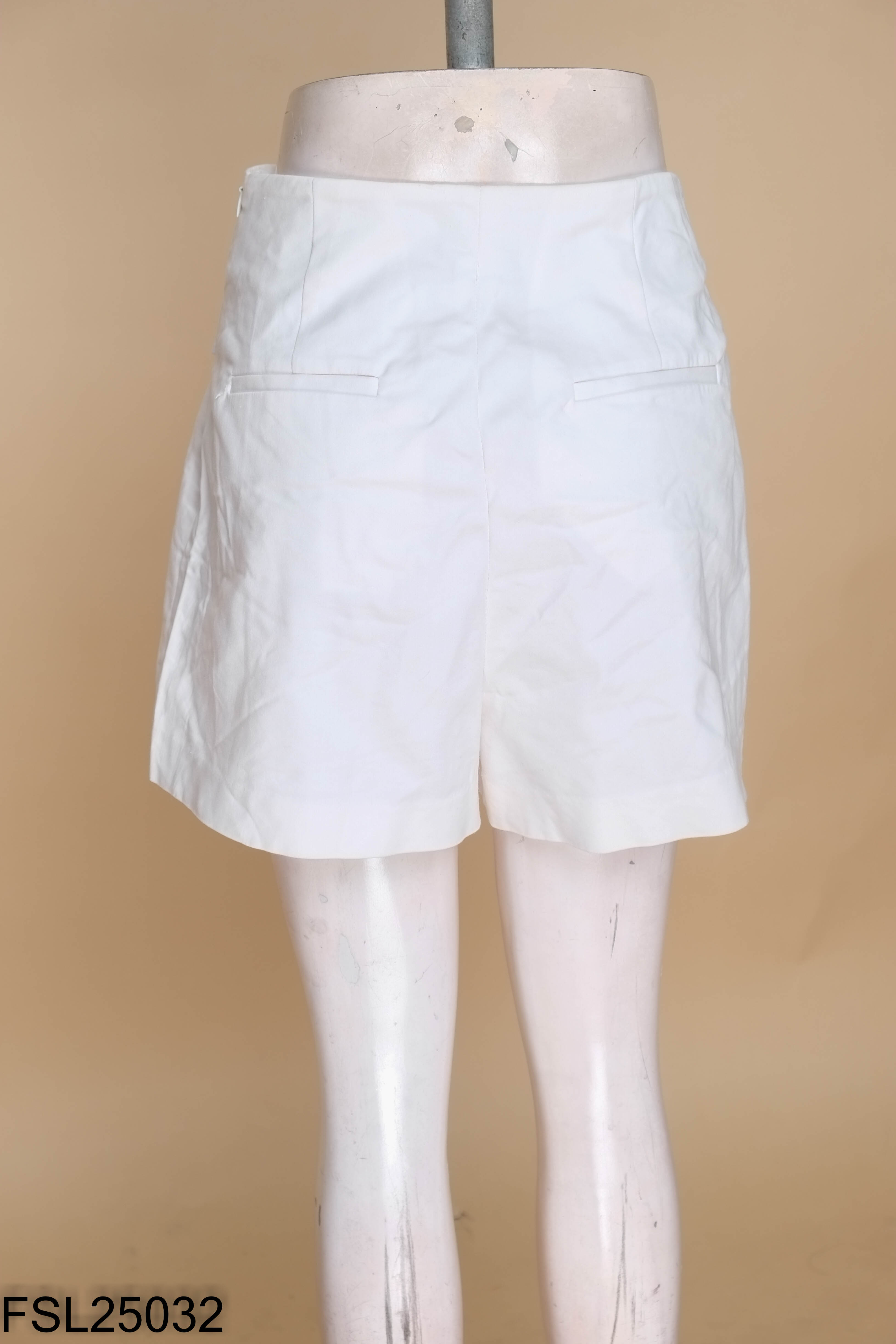 Quần short trắng IVYMODA đan dây