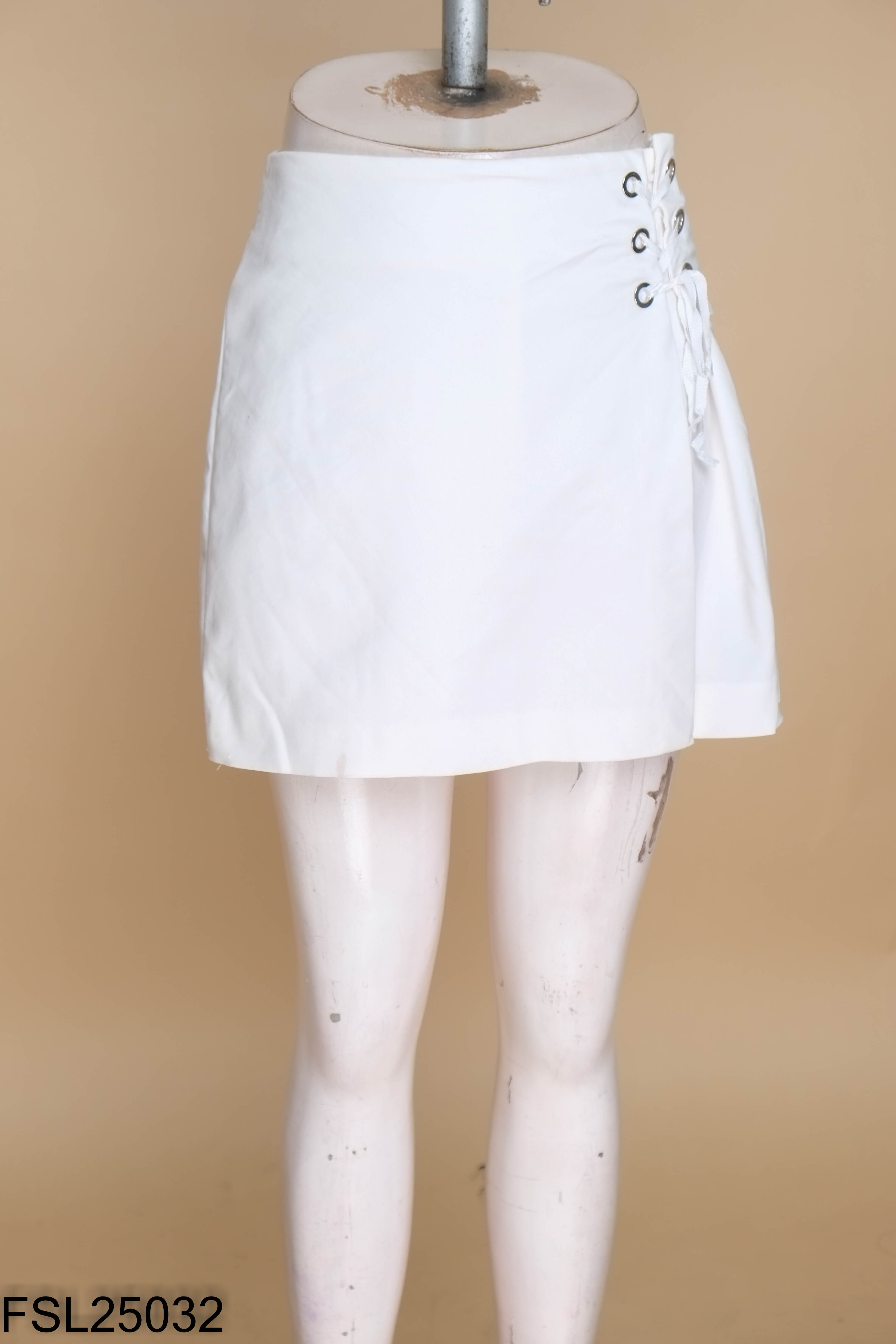 Quần short trắng IVYMODA đan dây