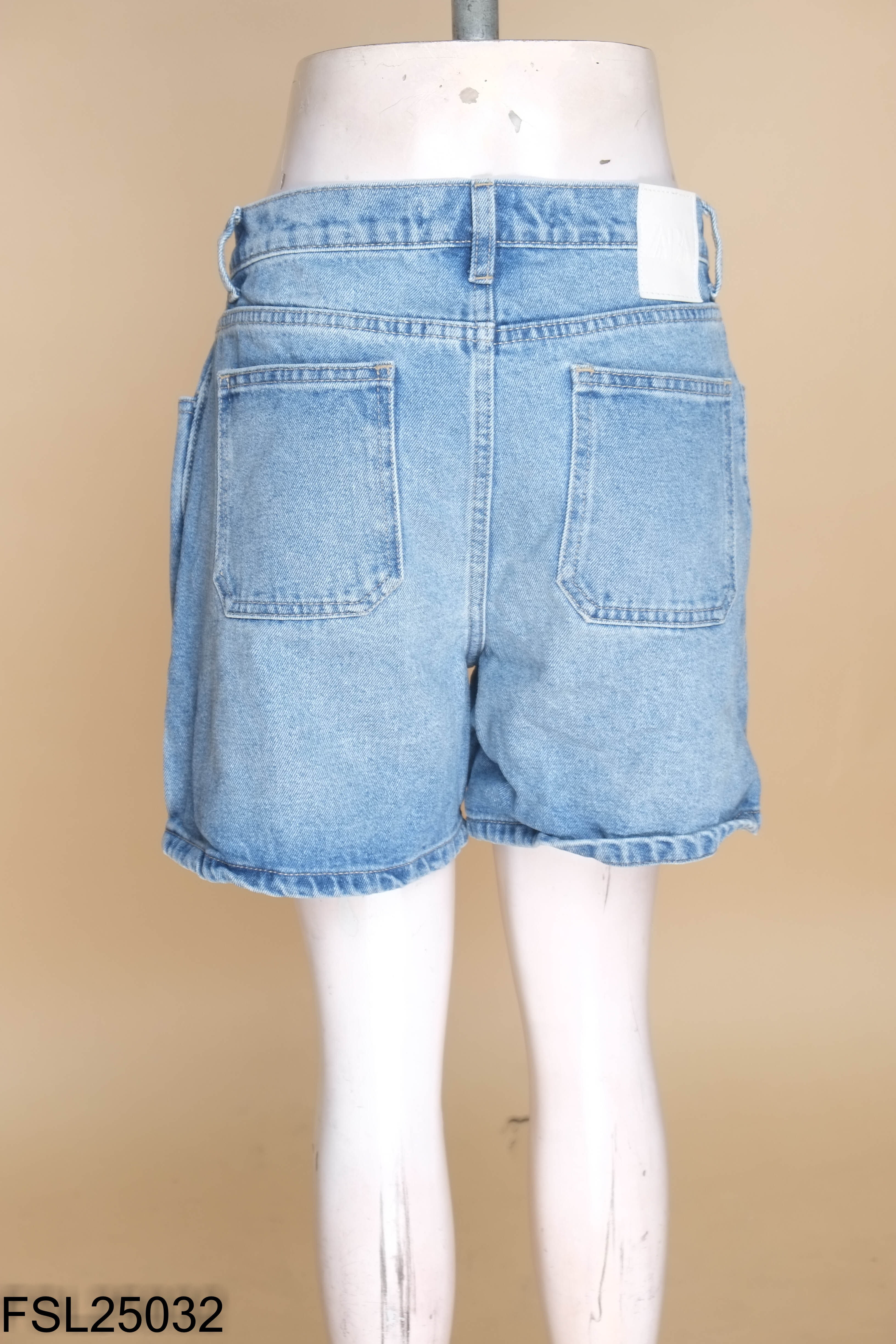Quần short jeans ZARA khuy bấm