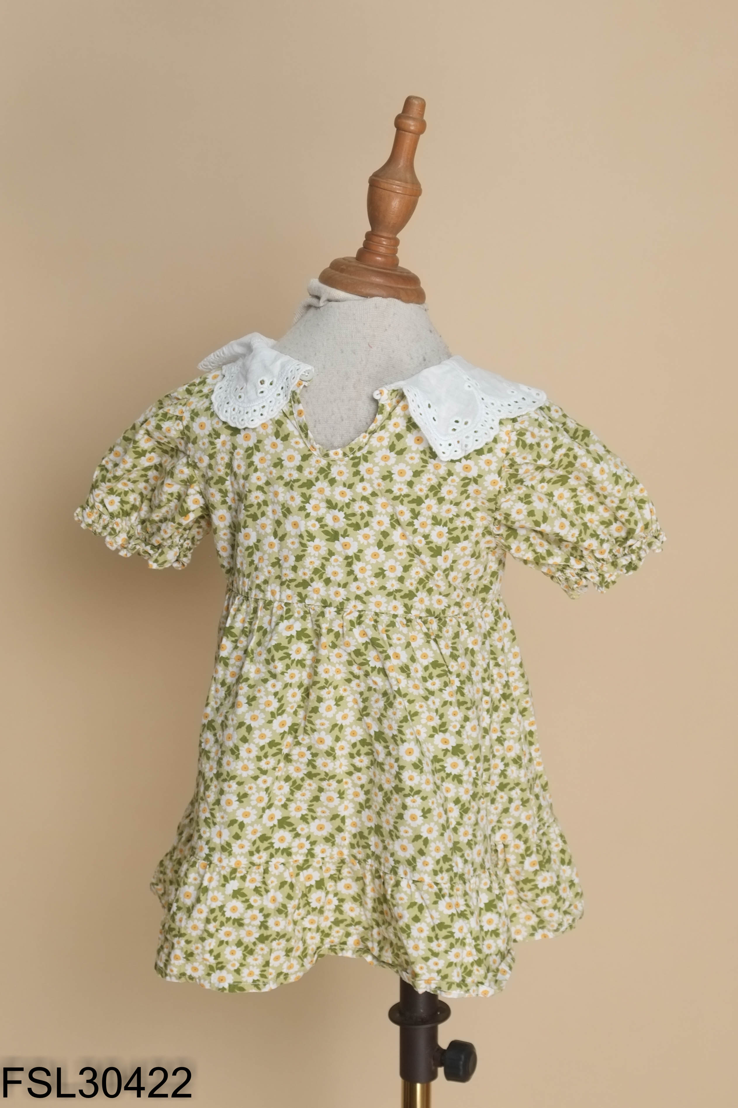 Váy xanh họa tiết hoa kid