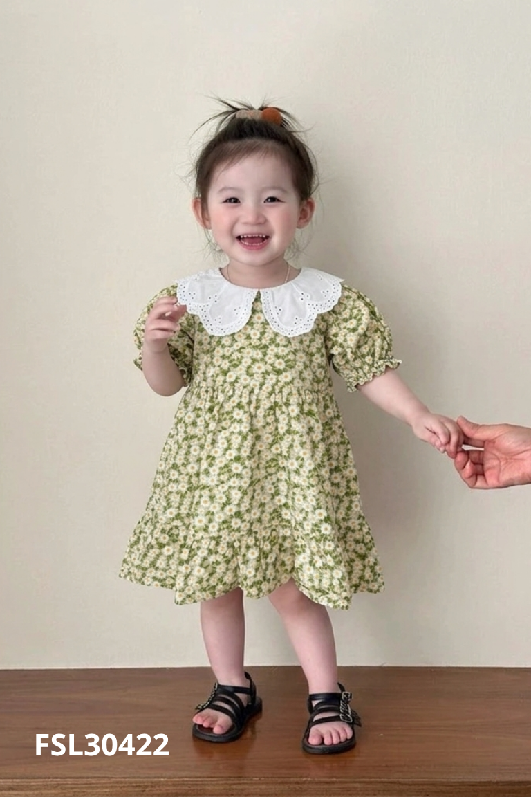 Váy xanh họa tiết hoa kid