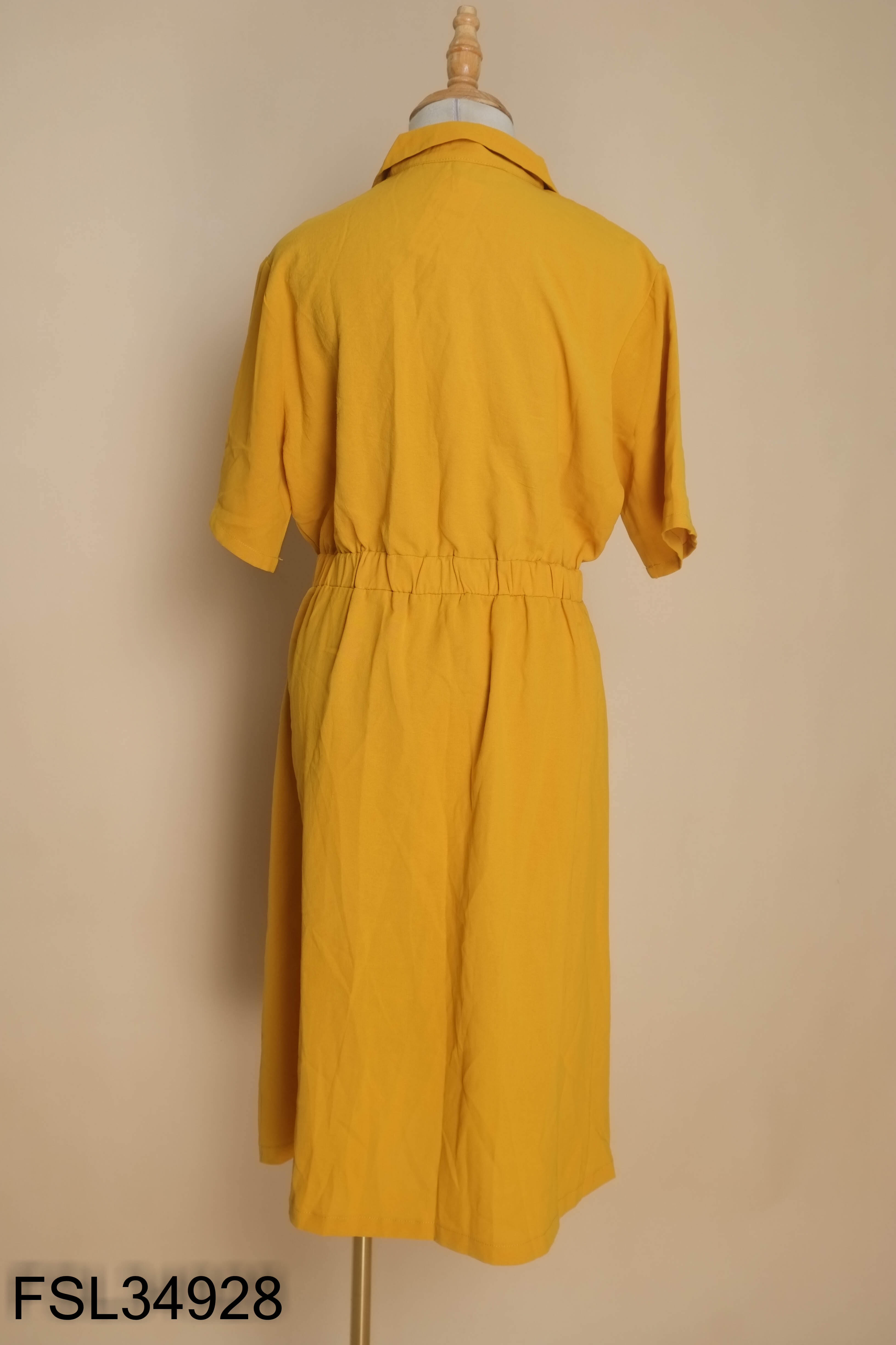 Váy vàng cổ vest cài khuy