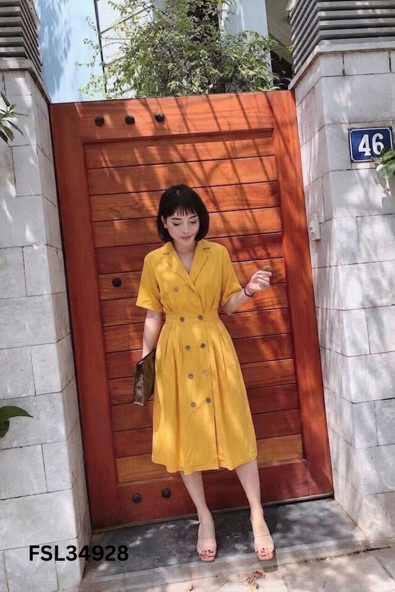 Váy vàng cổ vest cài khuy