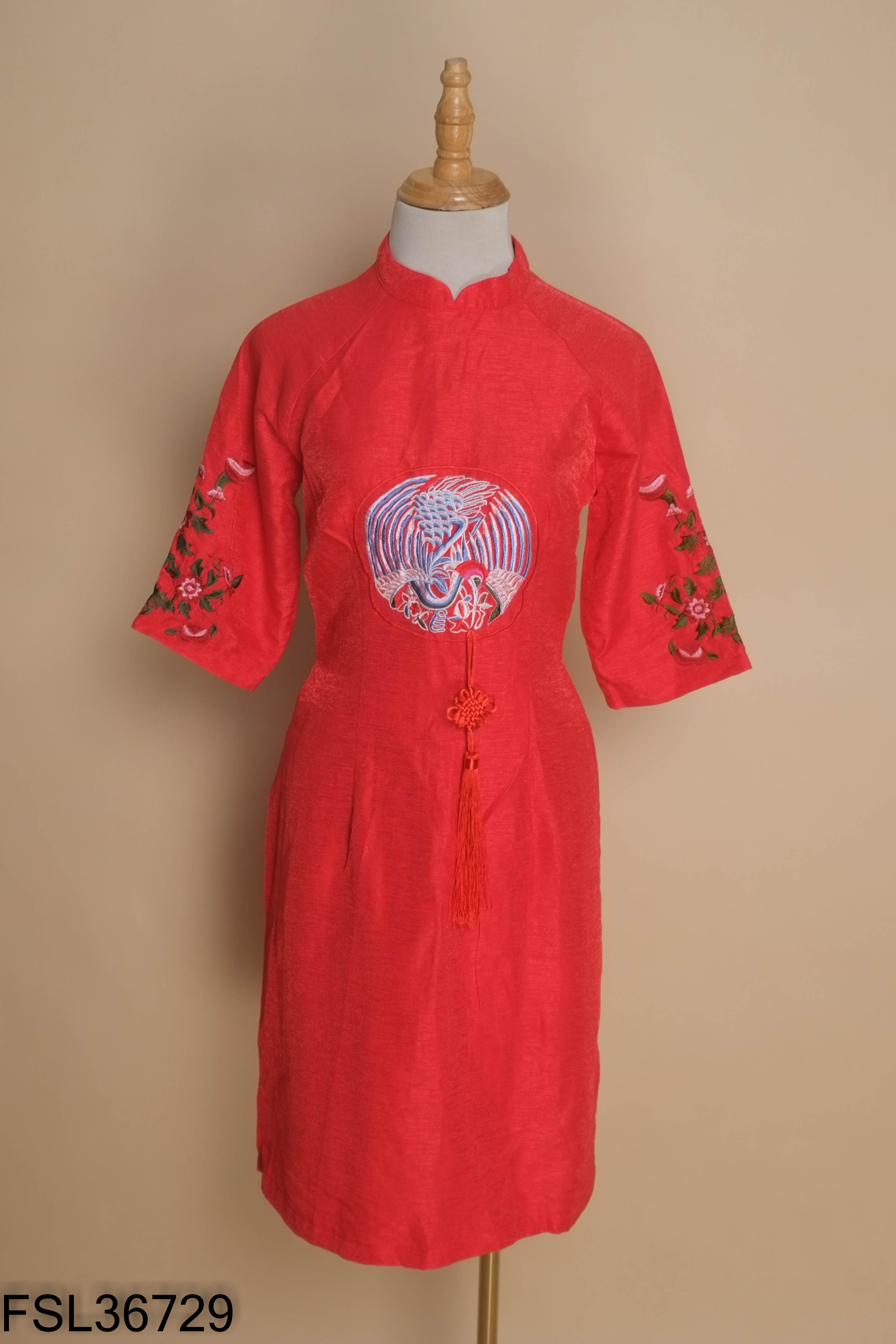 Áo dài đỏ thêu họa tiết