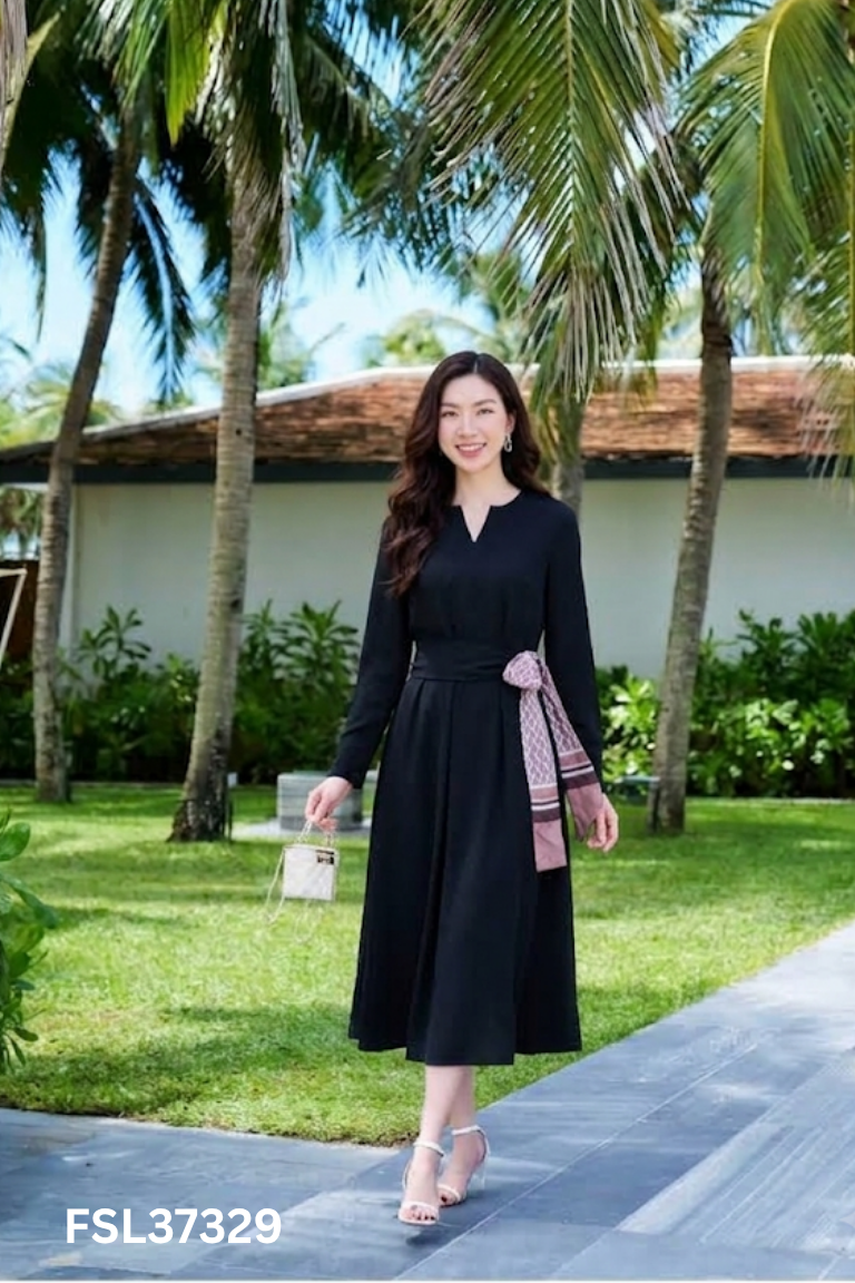 Váy đen dáng dài đai họa tiết