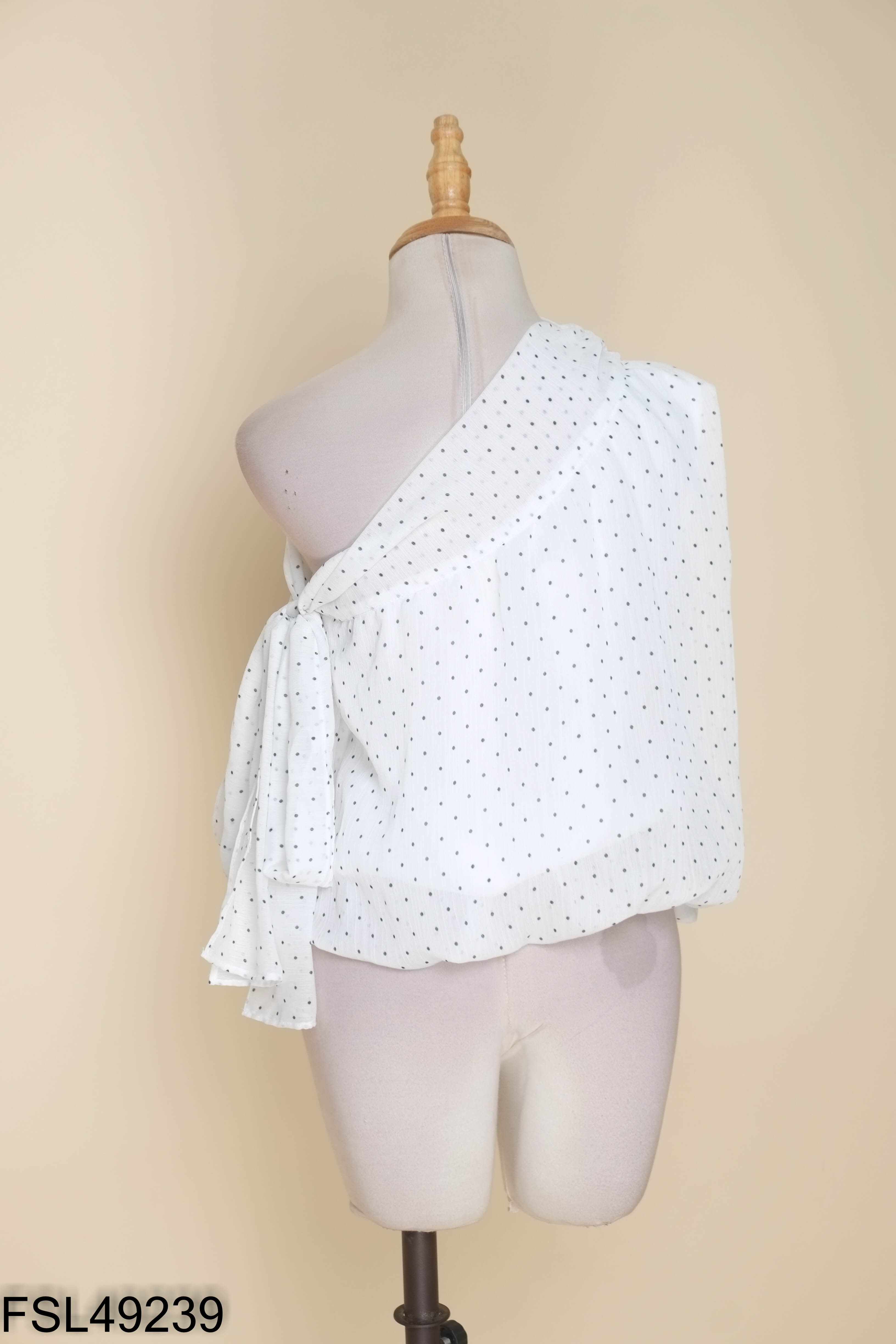 Áo babydoll trắng chấm bi lệch vai