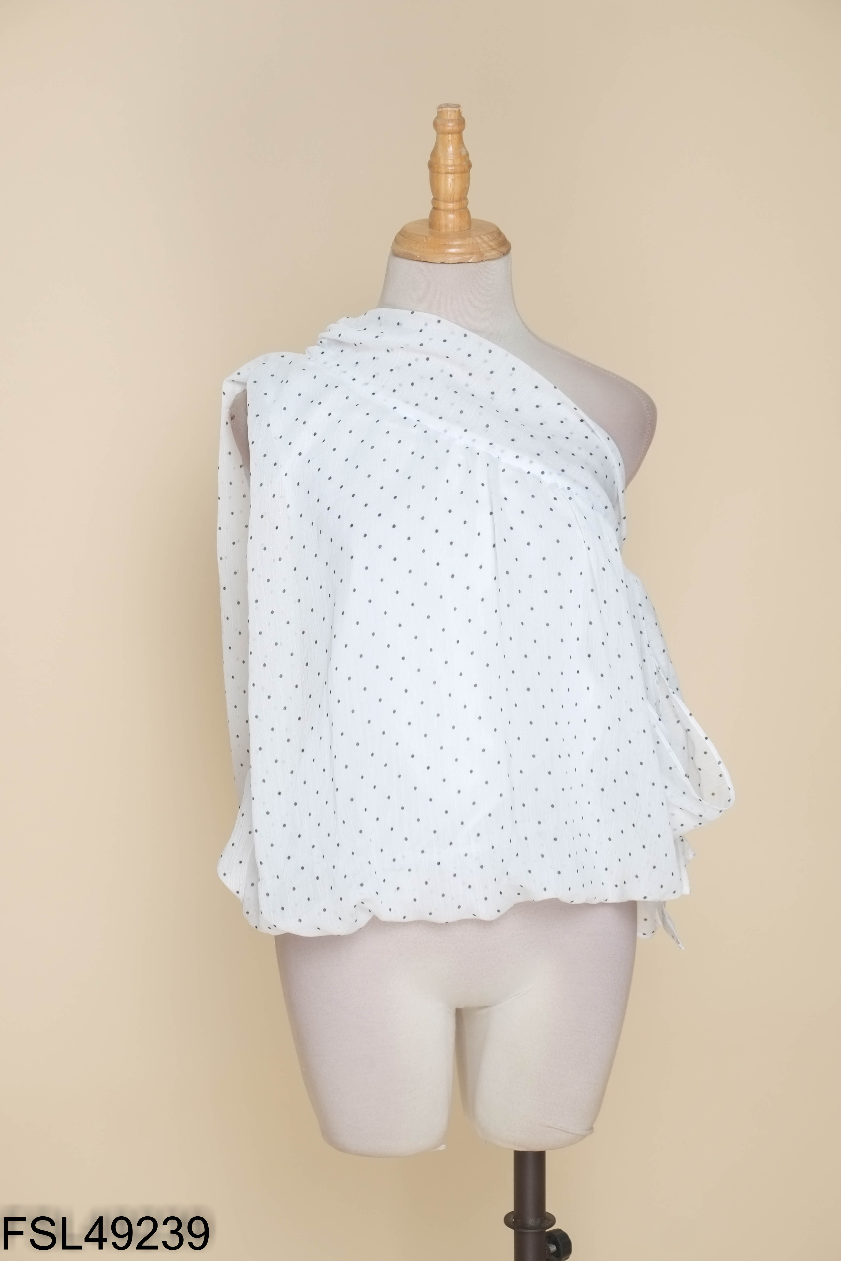 Áo babydoll trắng chấm bi lệch vai