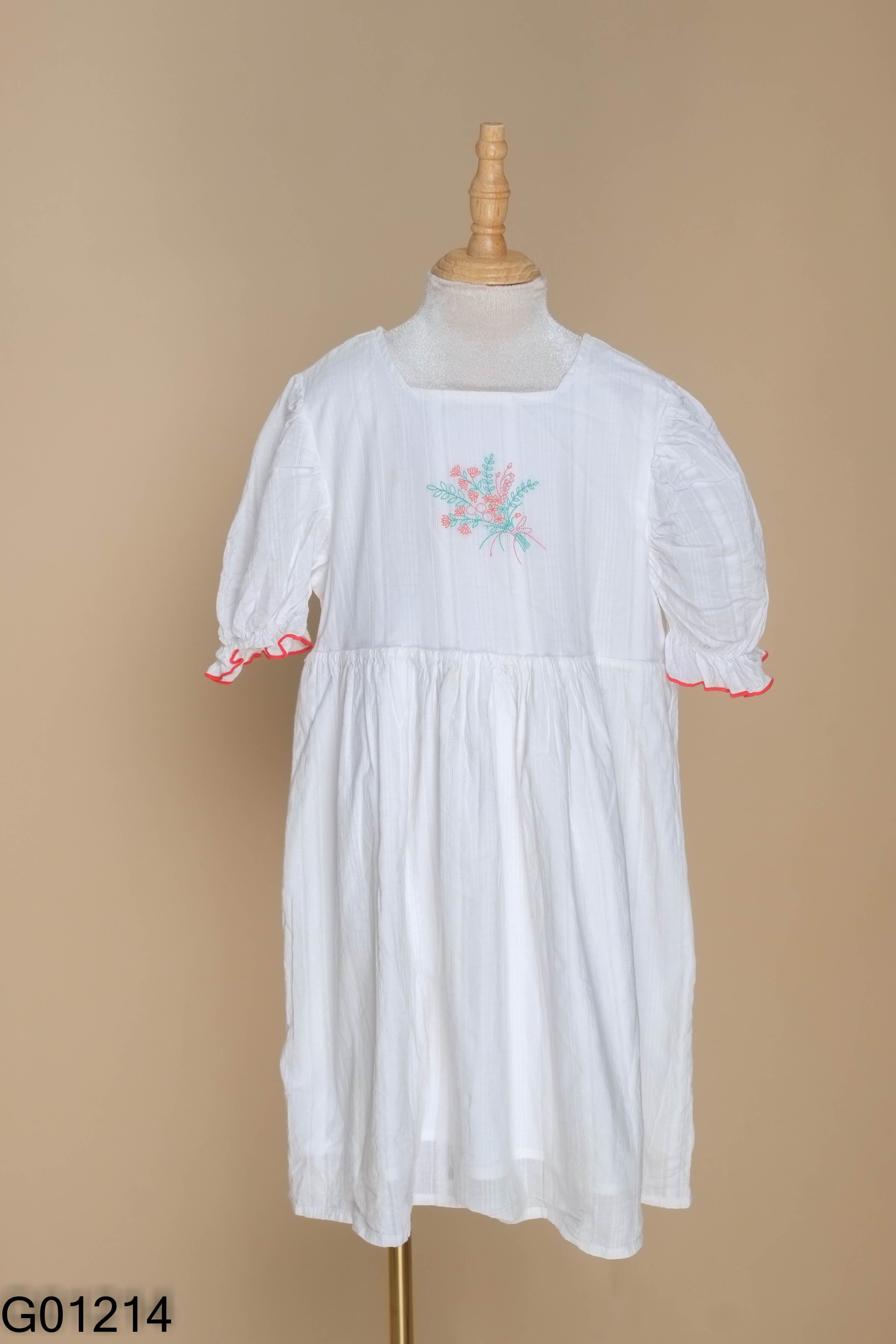 Váy trắng KIDS thêu hoa viền đỏ