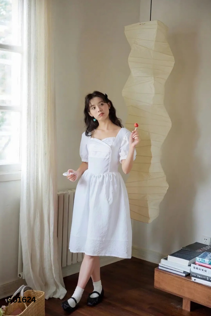 Váy cổ vuông trắng hoạ tiết loang