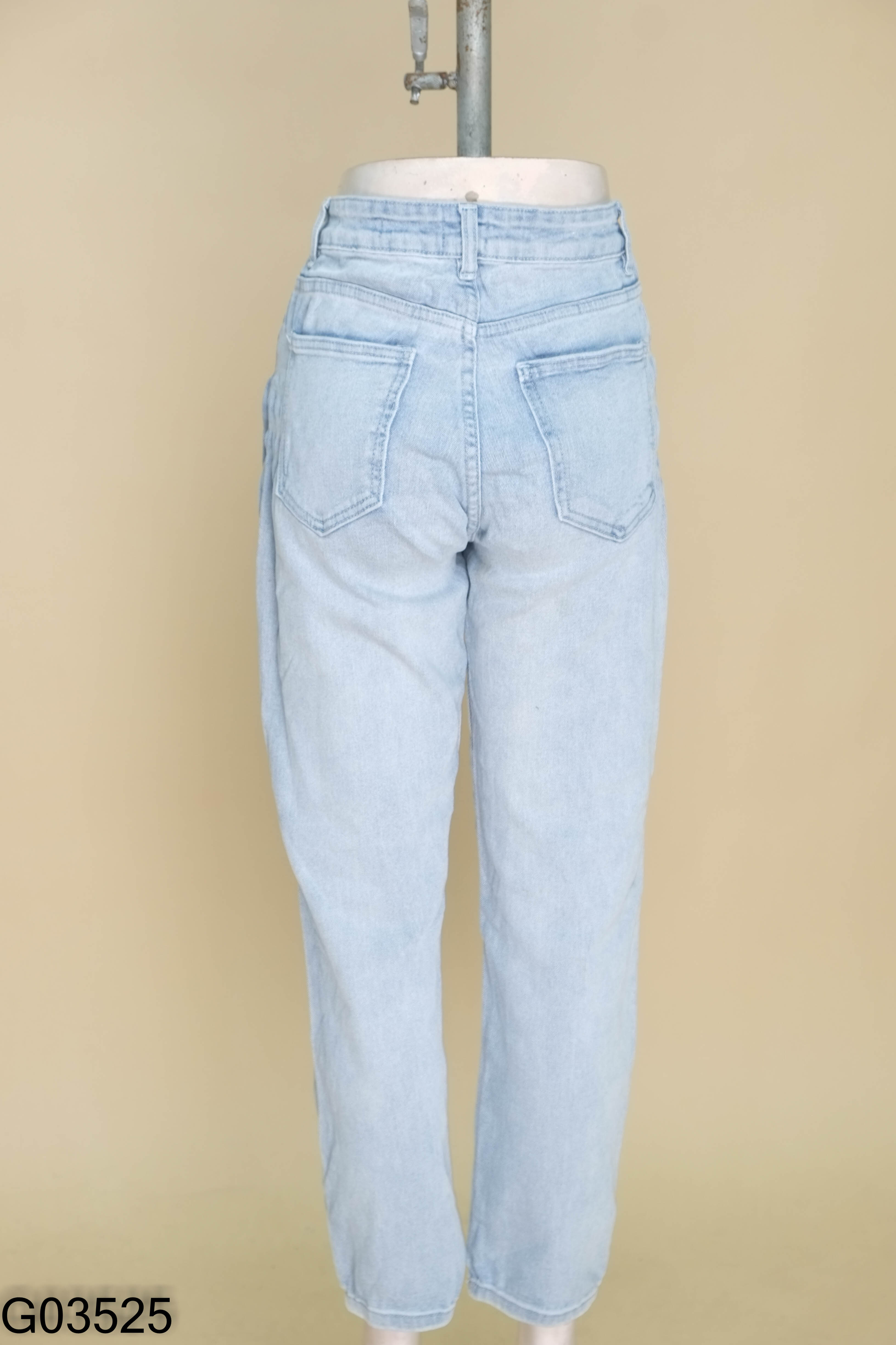Quần jeans xanh nhạt