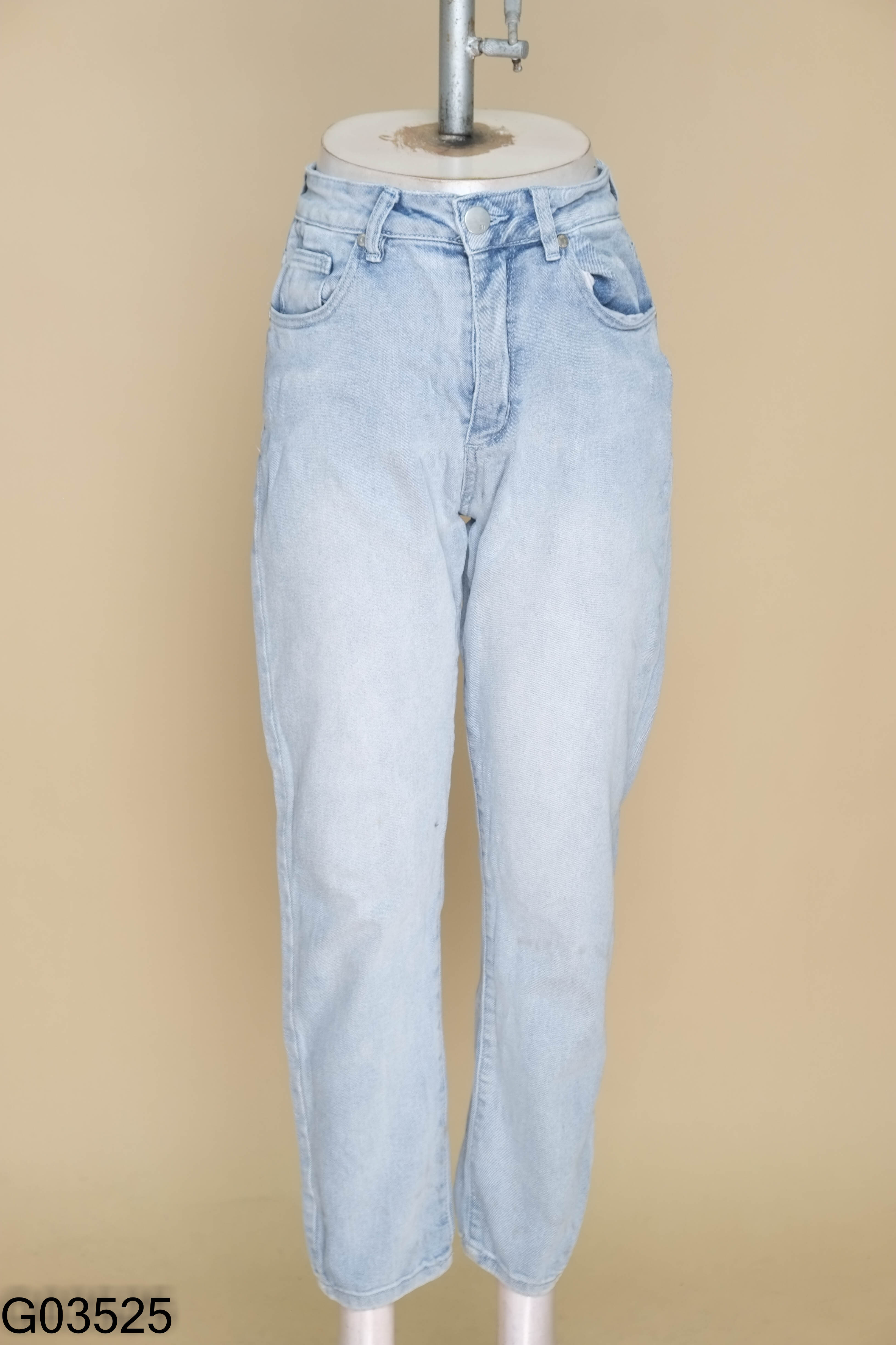 Quần jeans xanh nhạt