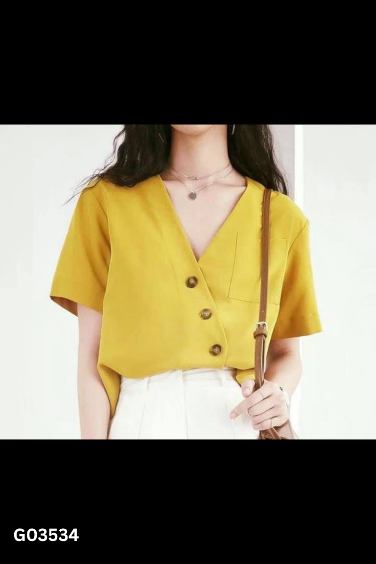 Áo vàng phối cúc chéo