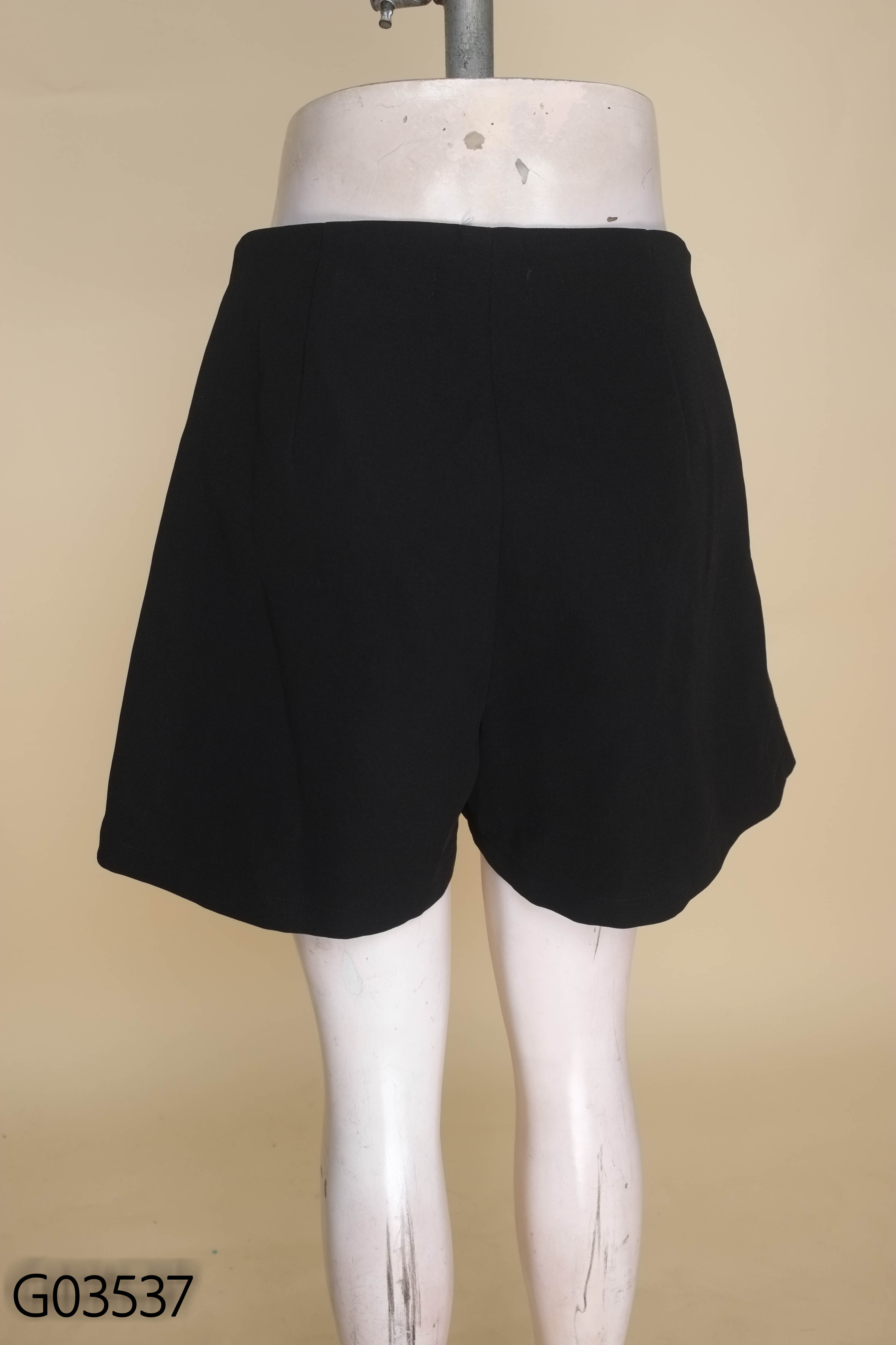 Quần short vải đen trơn