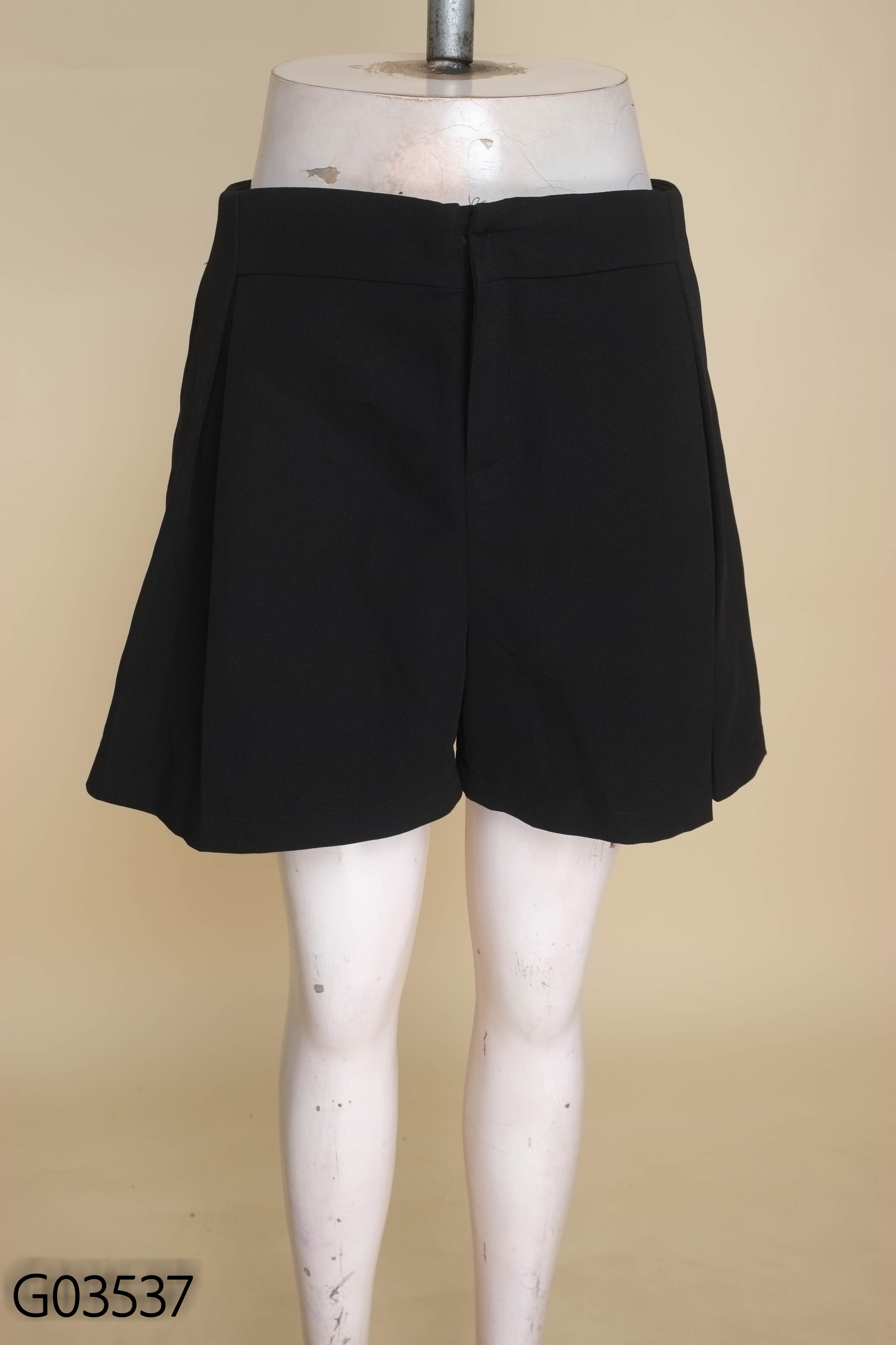 Quần short vải đen trơn