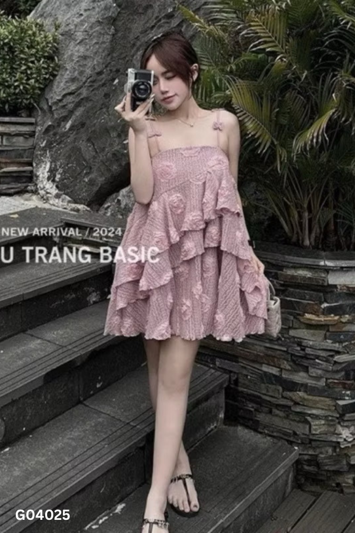 Váy hai dây hồng phối hoa