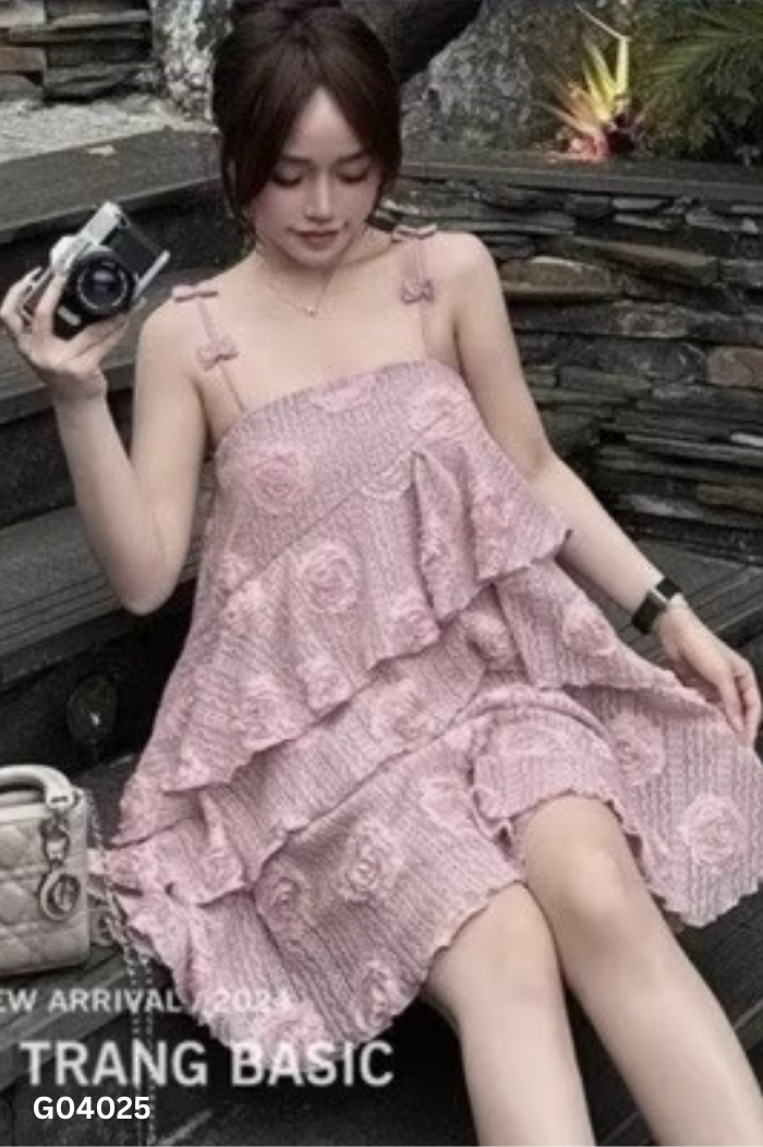 Váy hai dây hồng phối hoa