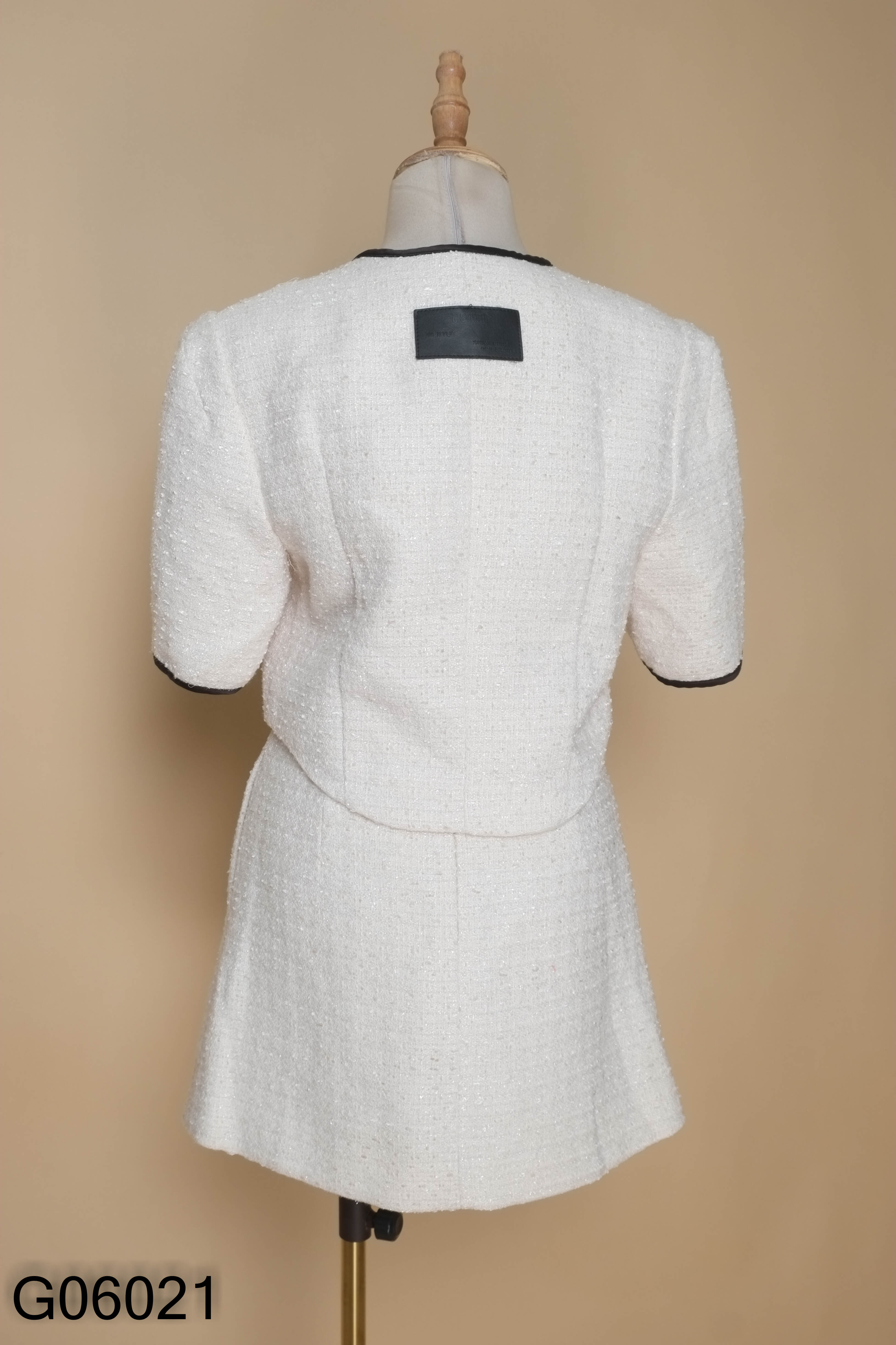 Set áo viền đen + chân váy trắng ngà