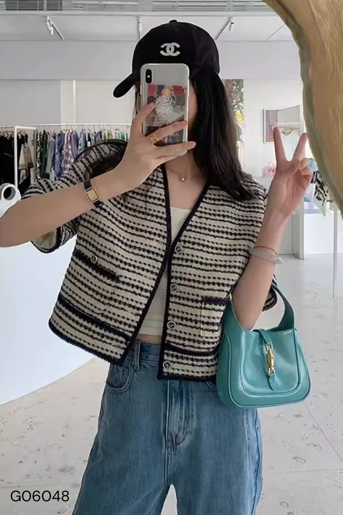 Áo dạ tweed kem kẻ xanh phối túi