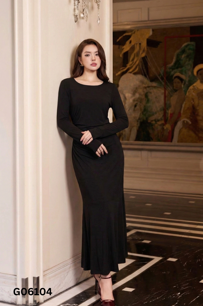 Váy đen trơn cổ tròn dài