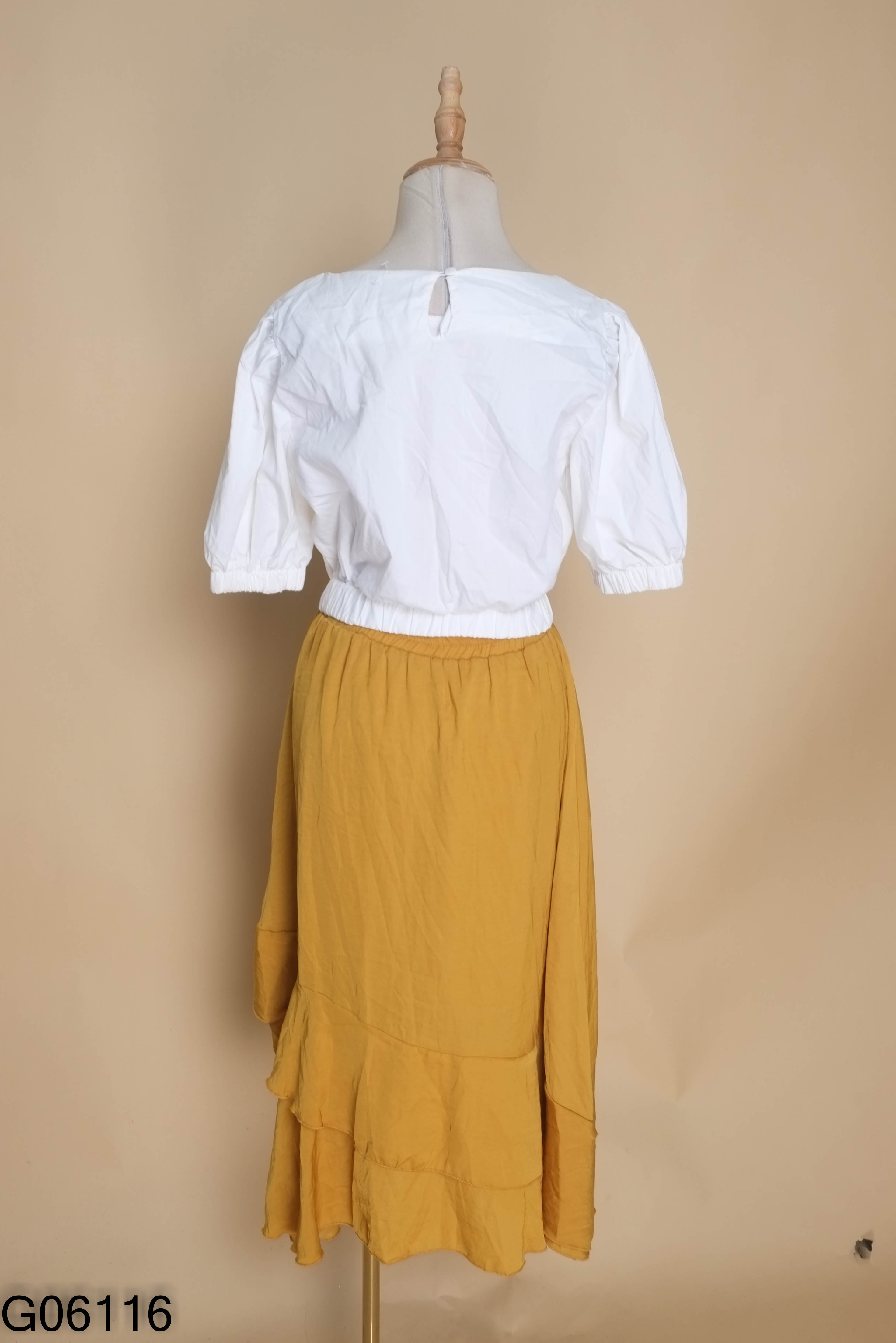 Set áo croptop trắng + chân váy nâu