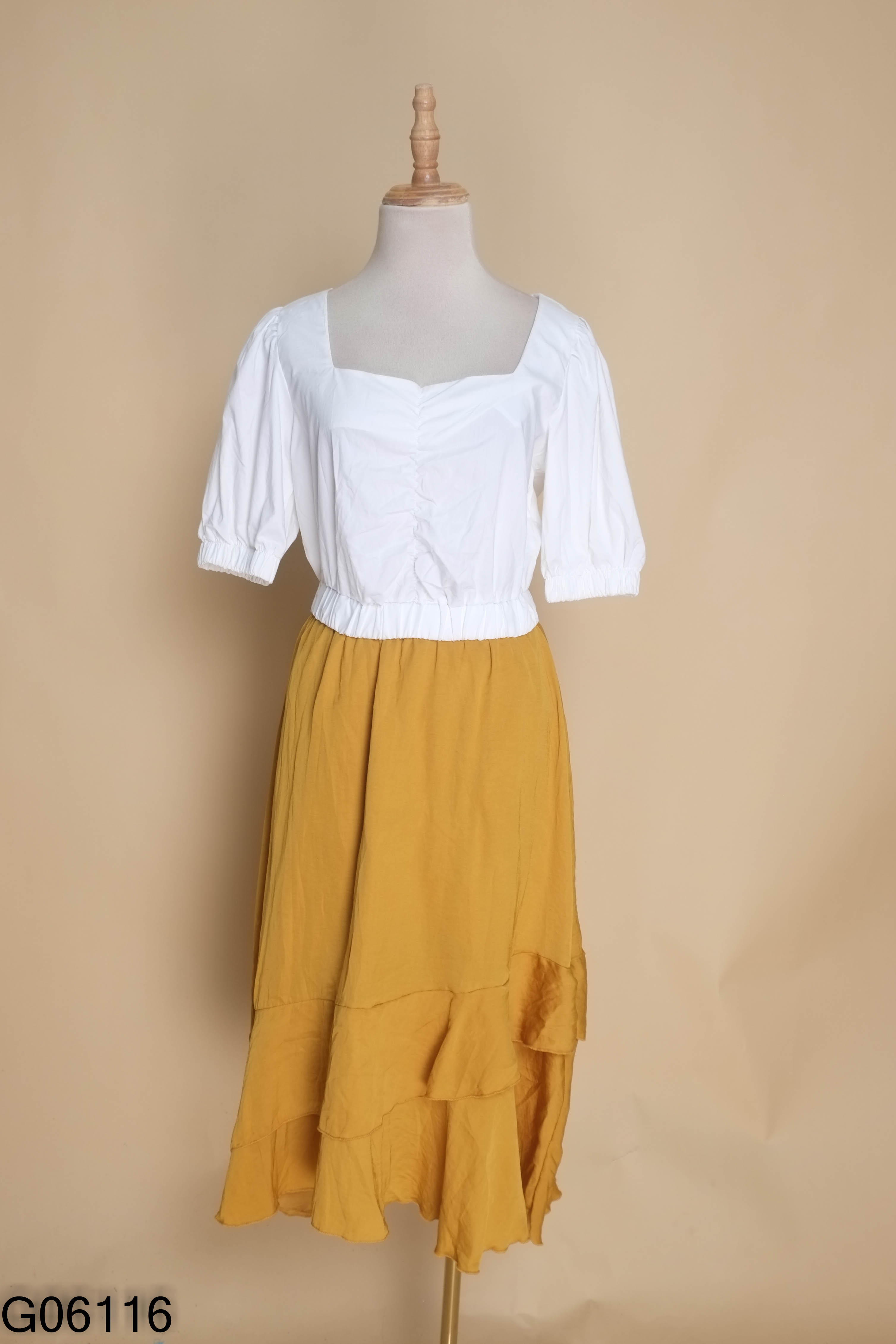 Set áo croptop trắng + chân váy nâu