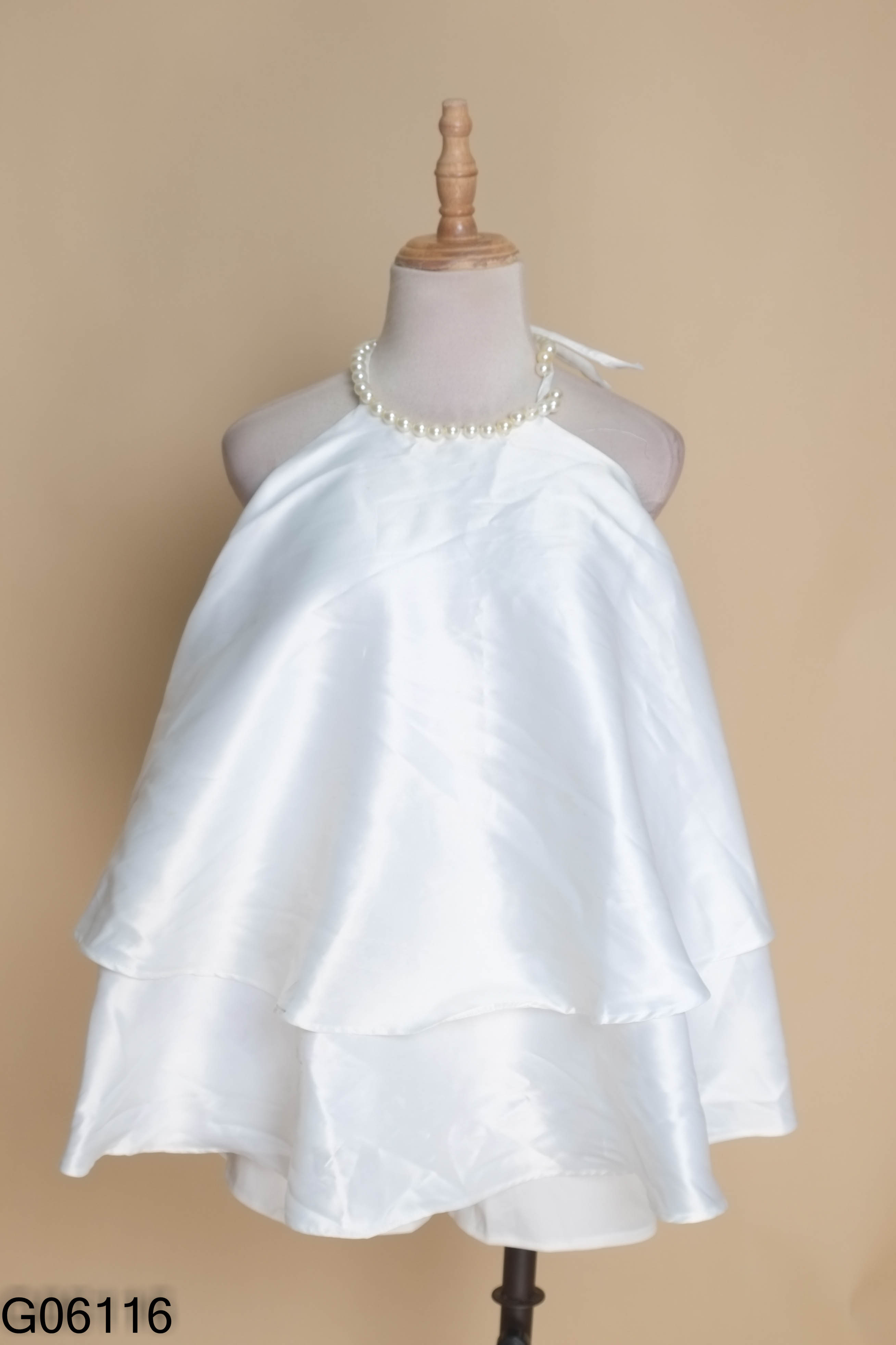 Set áo trẵng cổ yếm dây ngọc + quần short