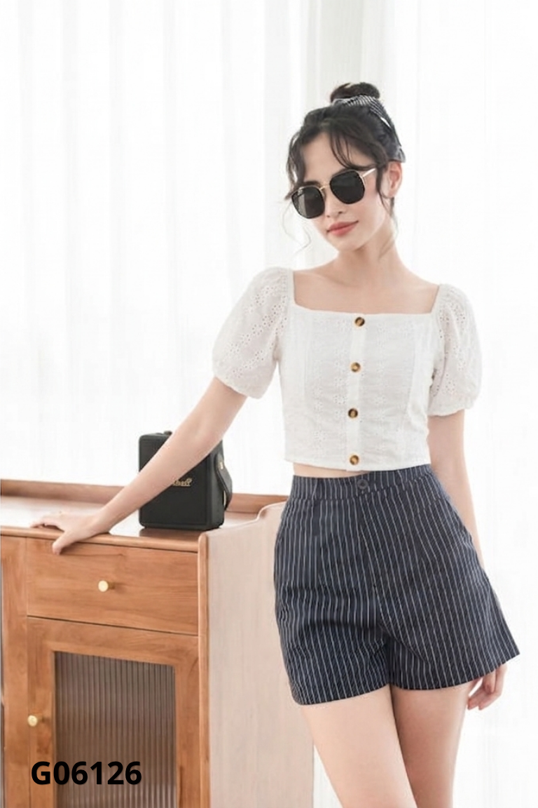 NEWTAG Áo trắng thêu hoa phối cúc