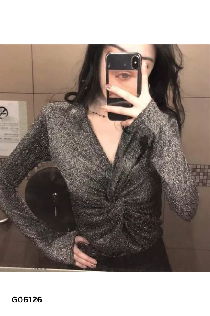 Áo den xoắn ngực lấp lánh