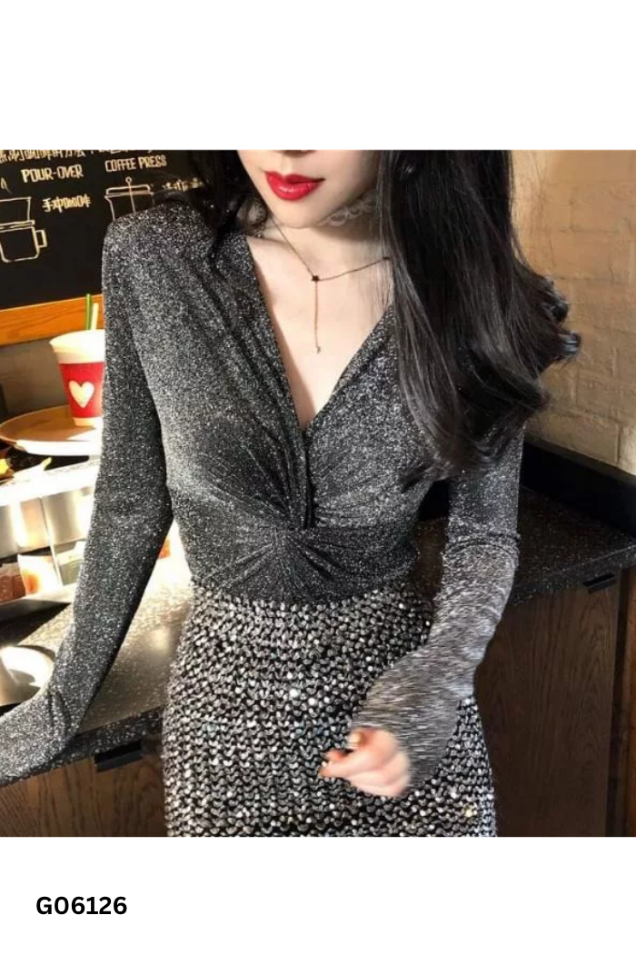 Áo den xoắn ngực lấp lánh