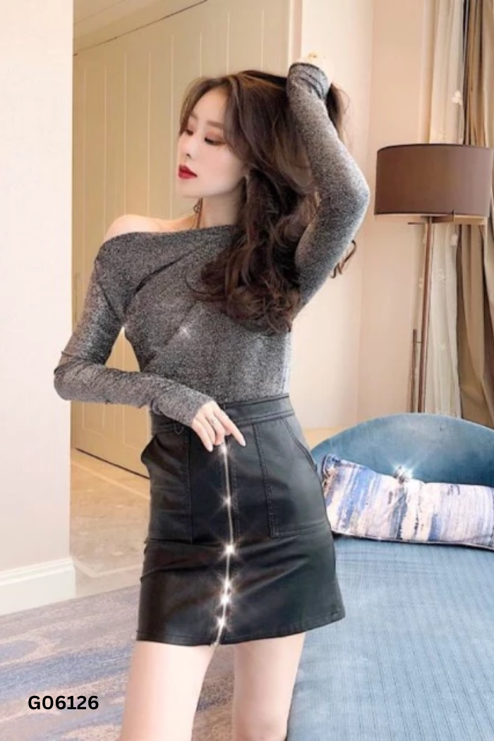 Áo kiểu đen lấp lánh lệch vai