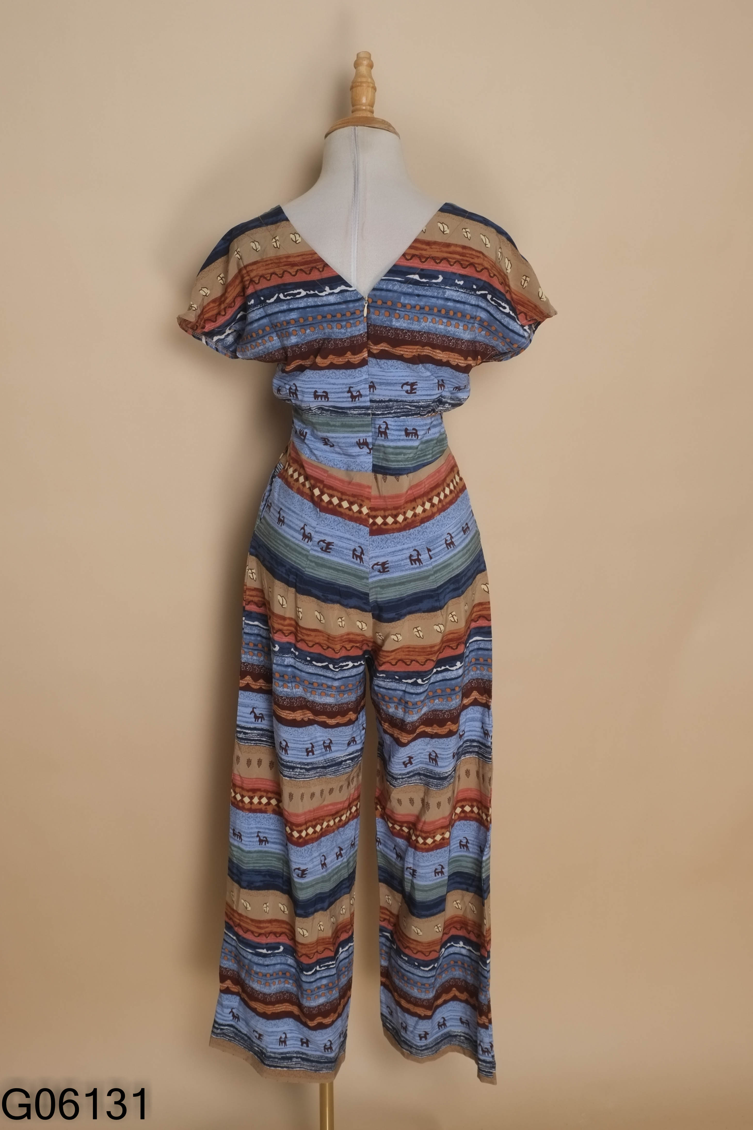 Jumpsuit xanh phối nhiều màu viền ren