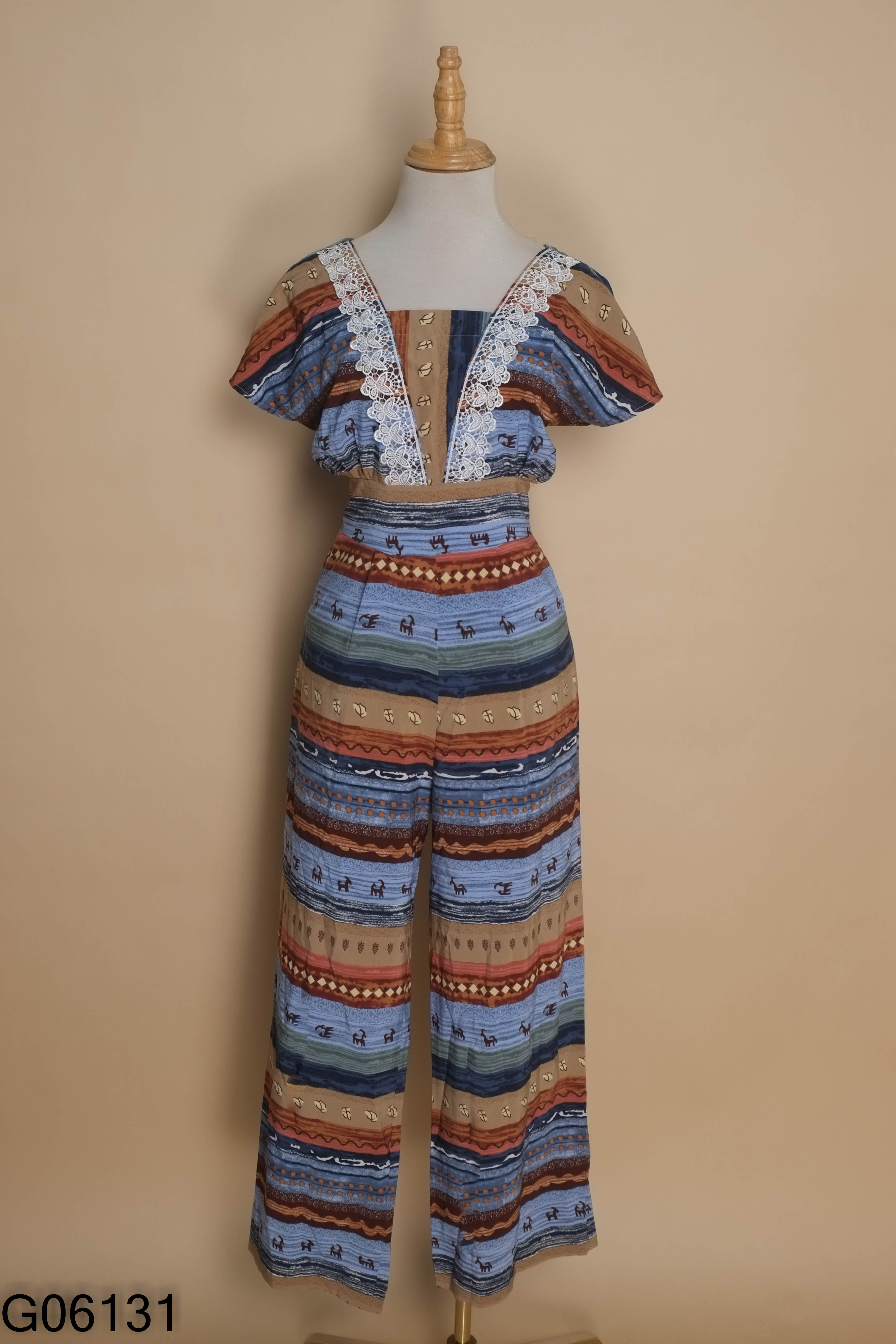 Jumpsuit xanh phối nhiều màu viền ren