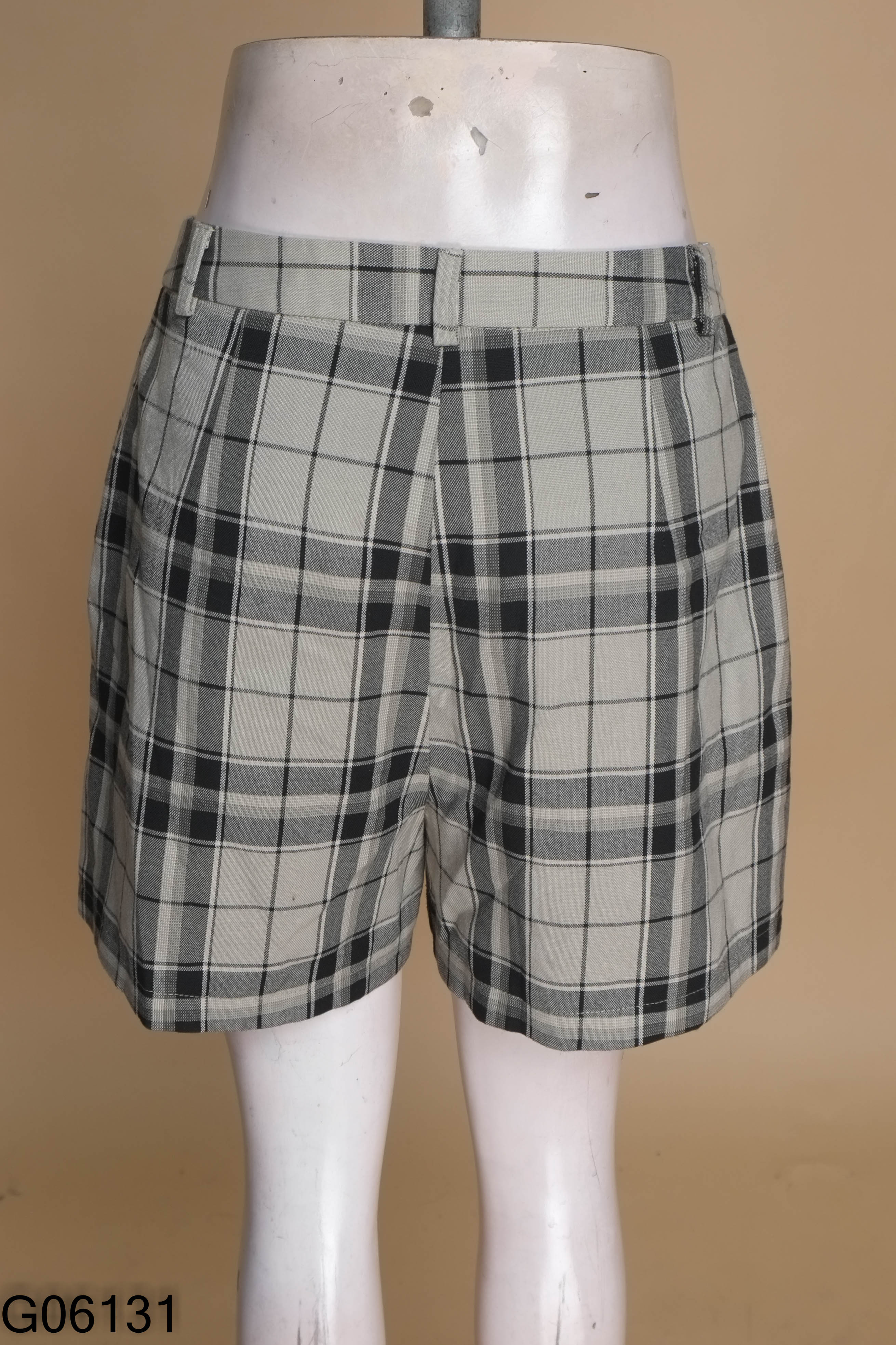 Quần short xám kẻ caro