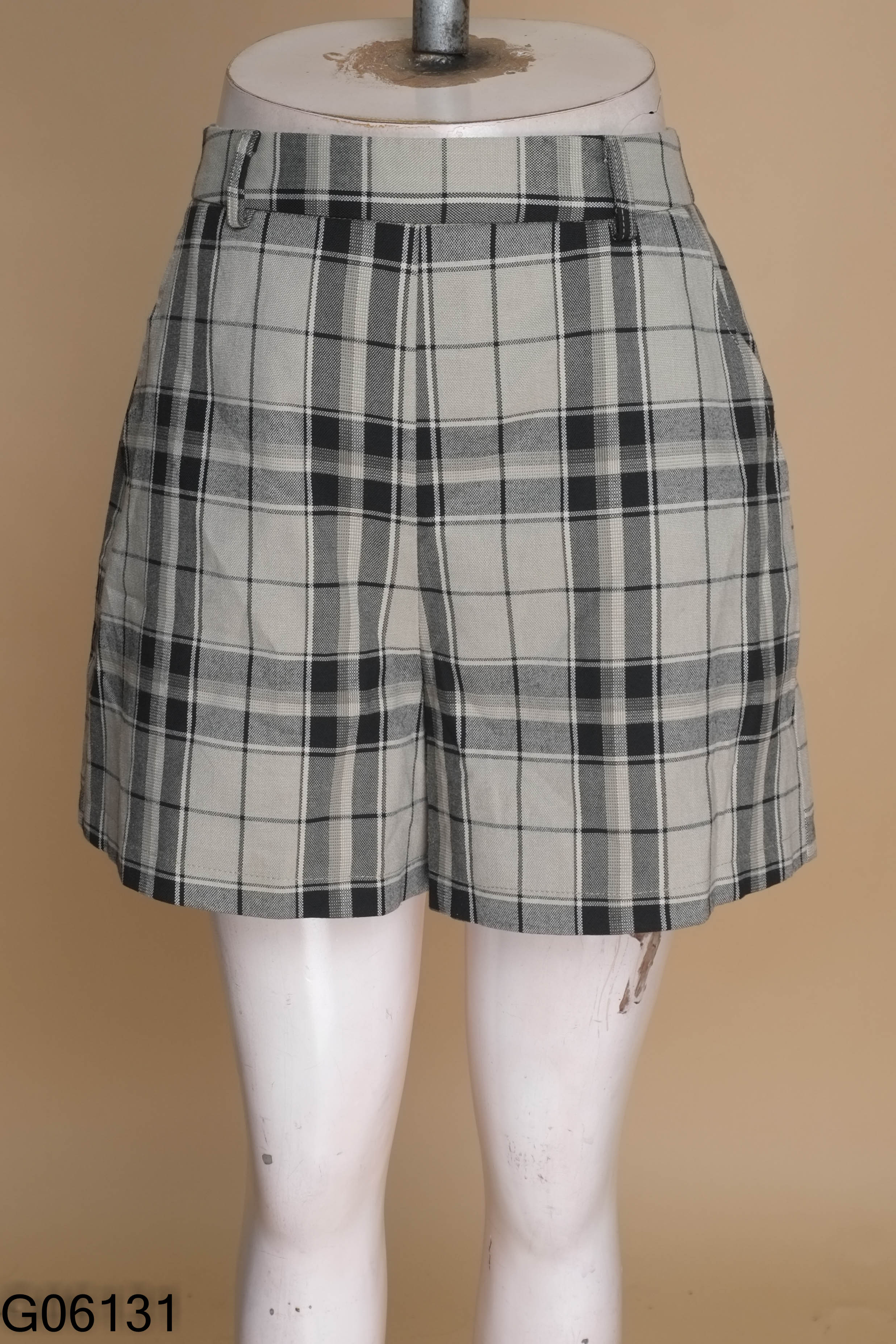 Quần short xám kẻ caro