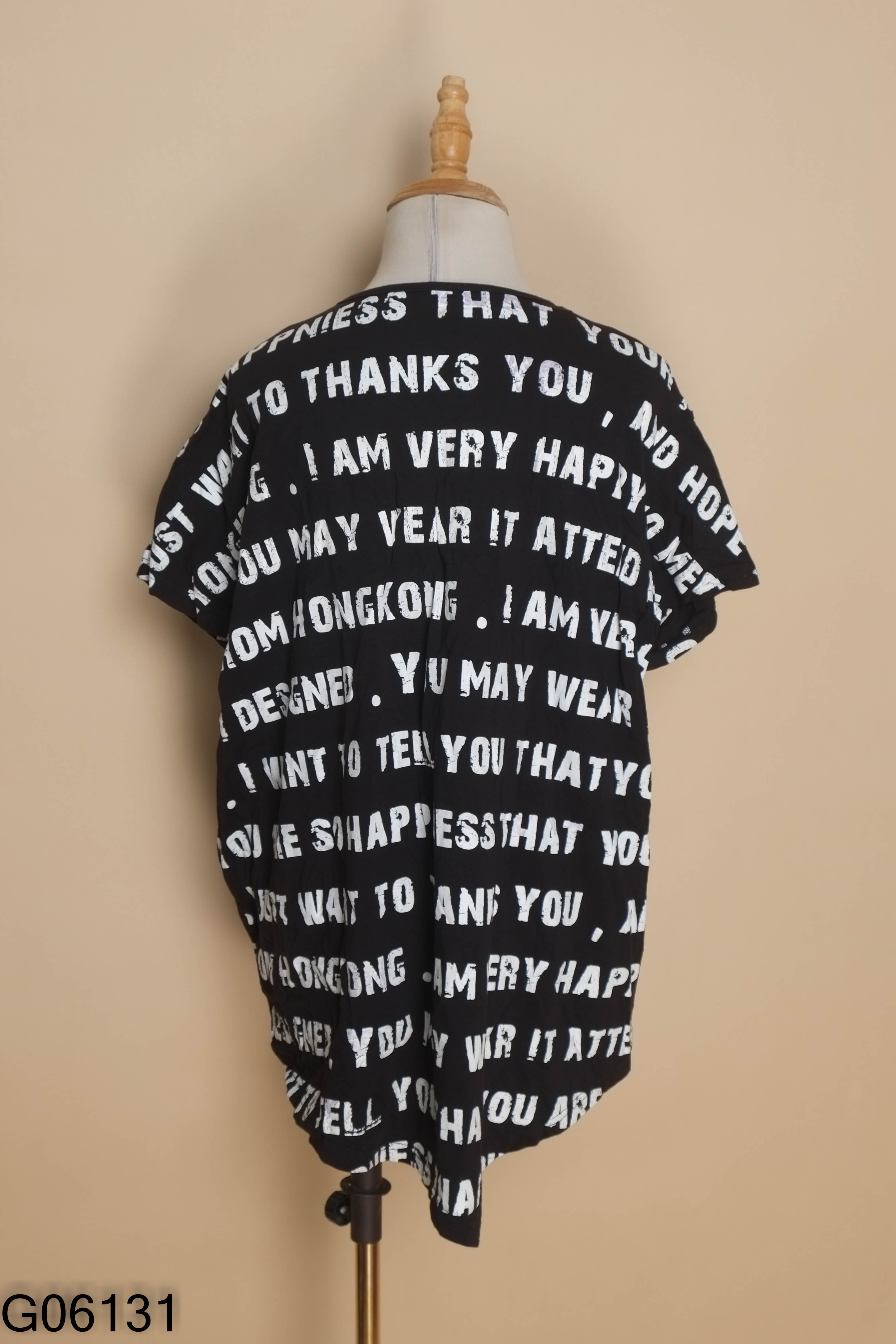 Áo thun đen chữ trắng