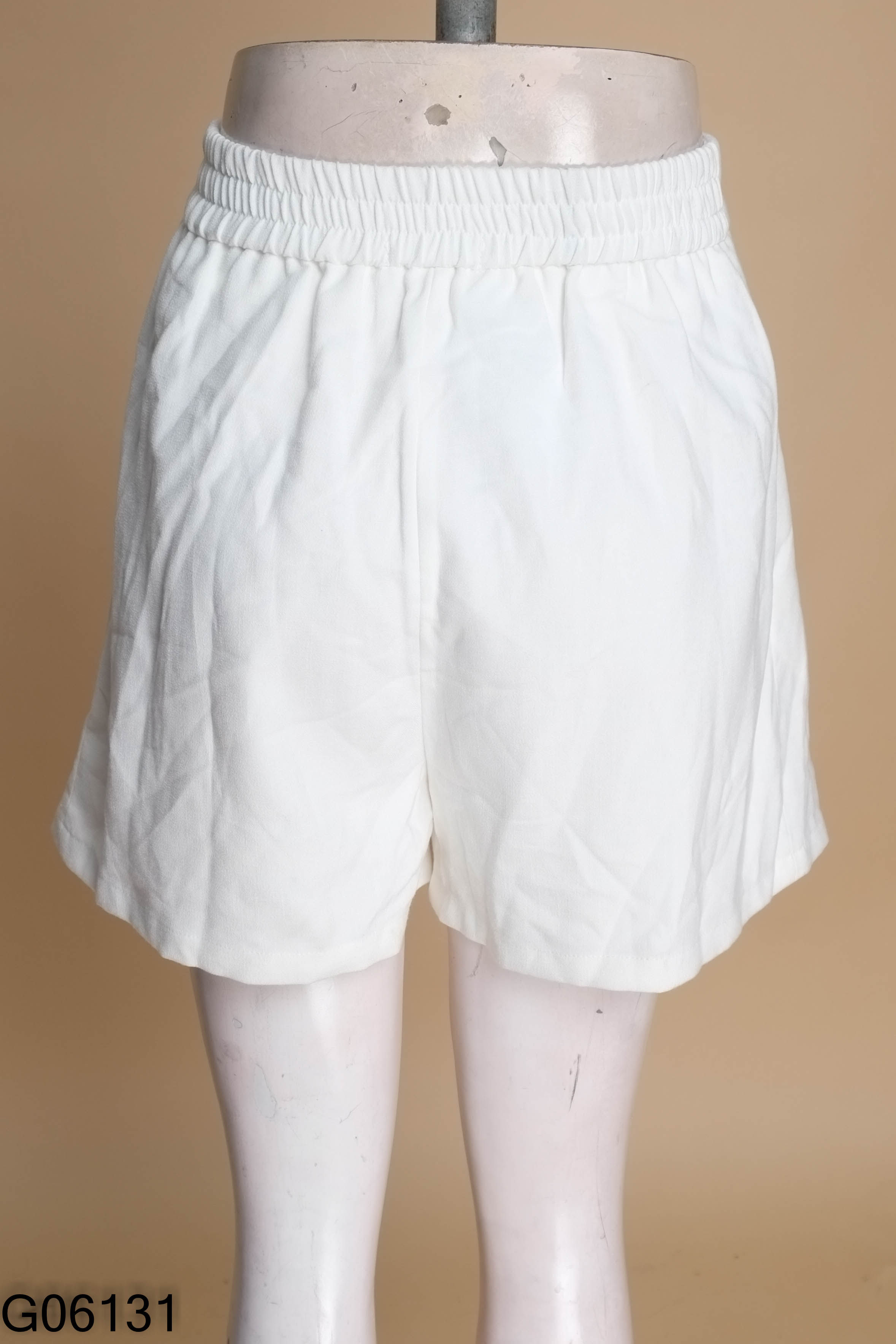 Quần short trắng trơn