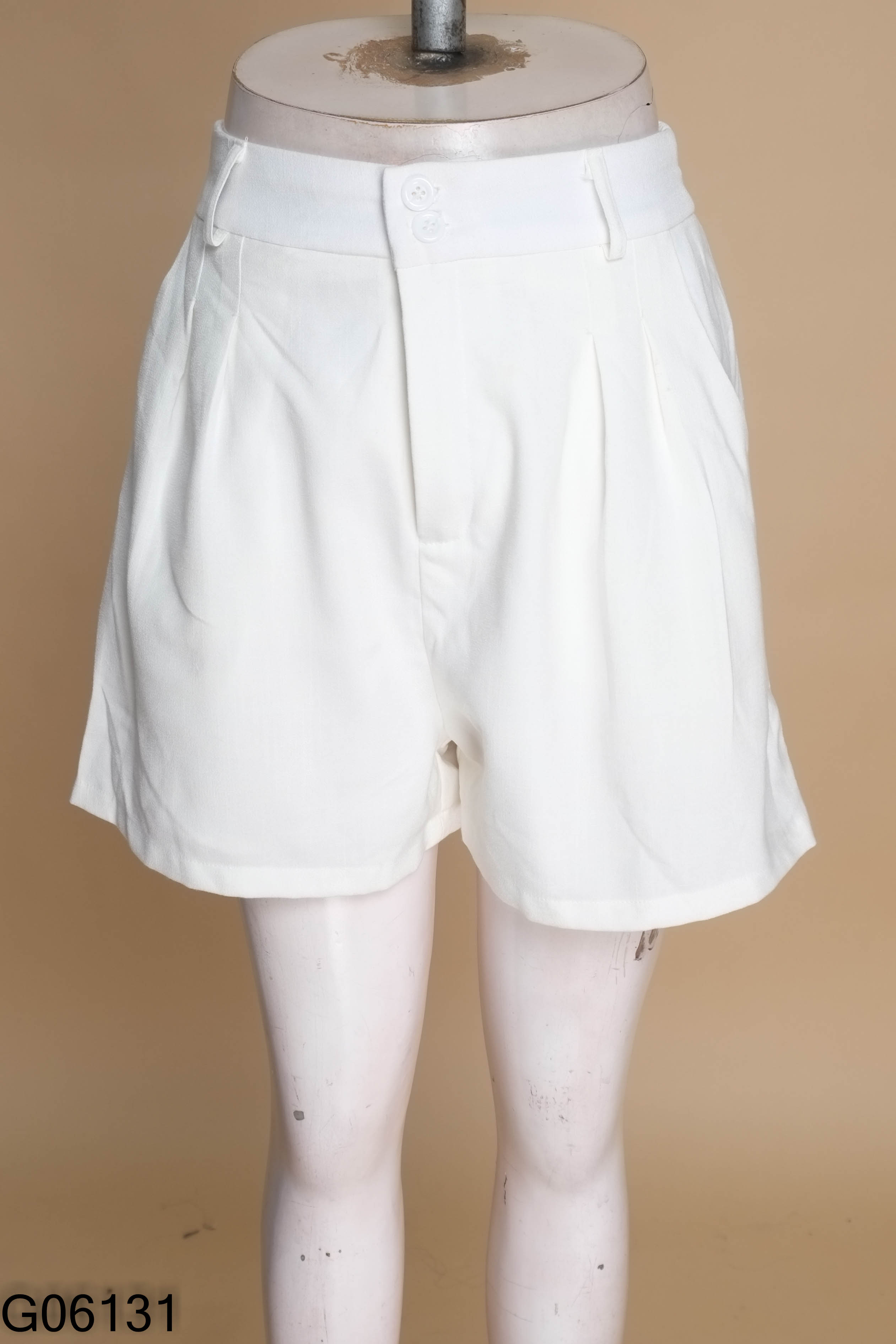 Quần short trắng trơn