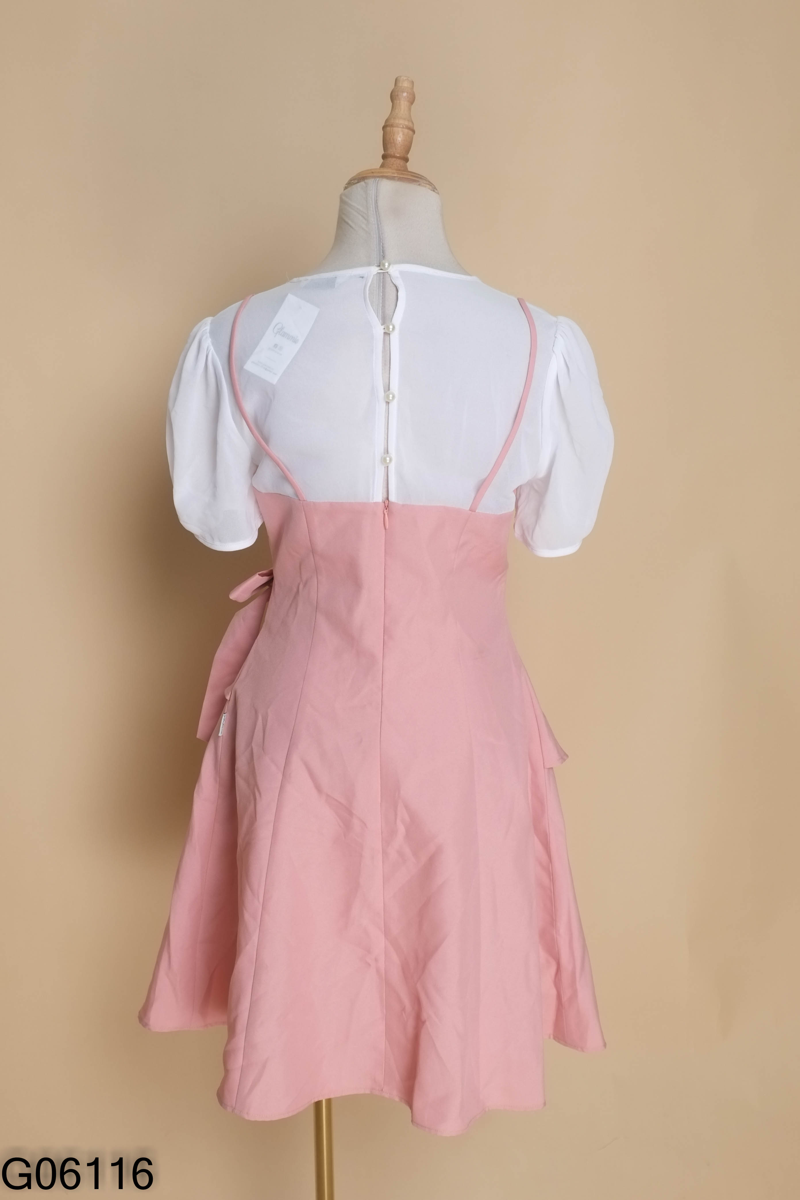 Váy hồng trắng 92WEAR phối nơ