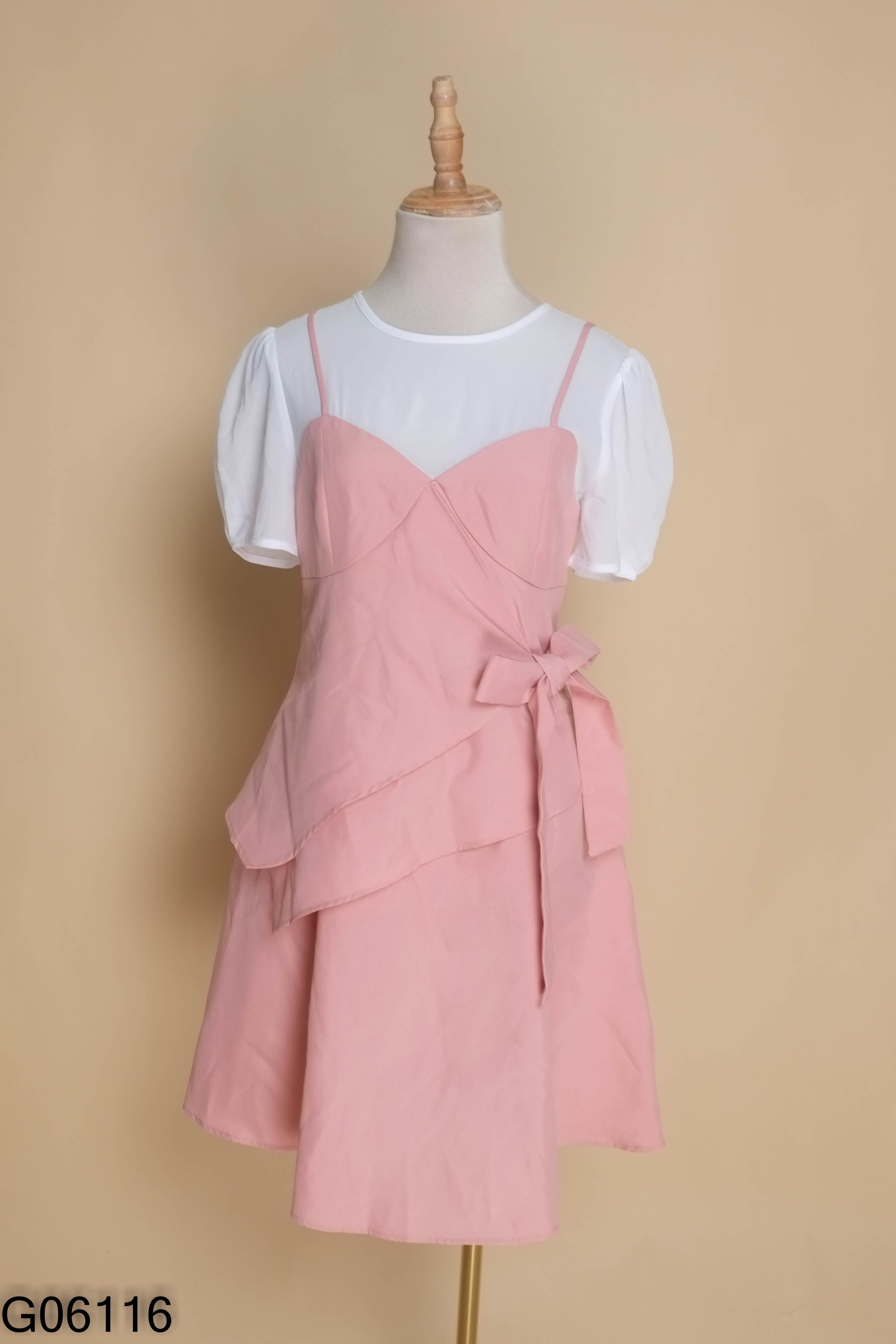 Váy hồng trắng 92WEAR phối nơ